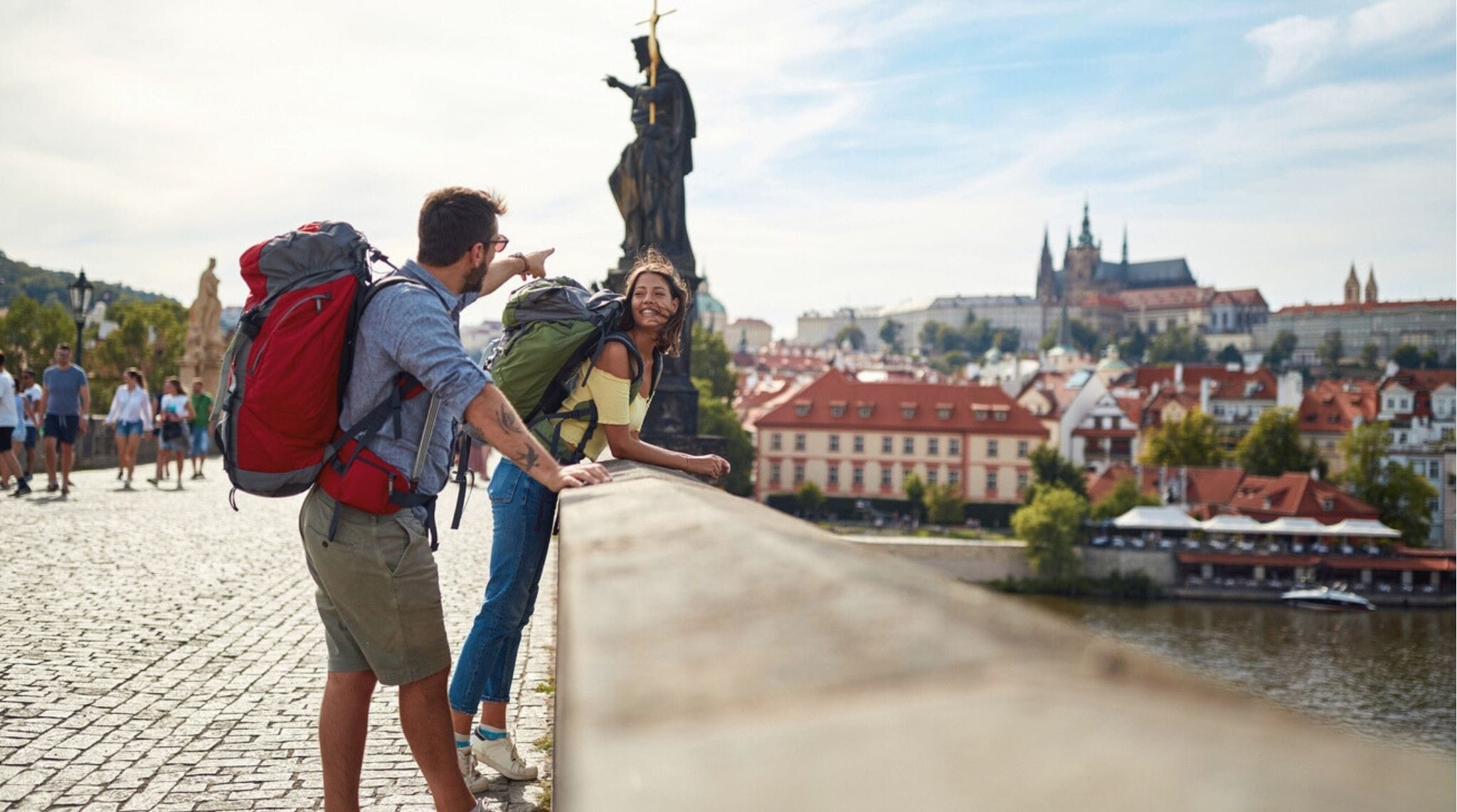 Casal de turistas fazendo sightseeing em Praga; estilo de vida viajante.