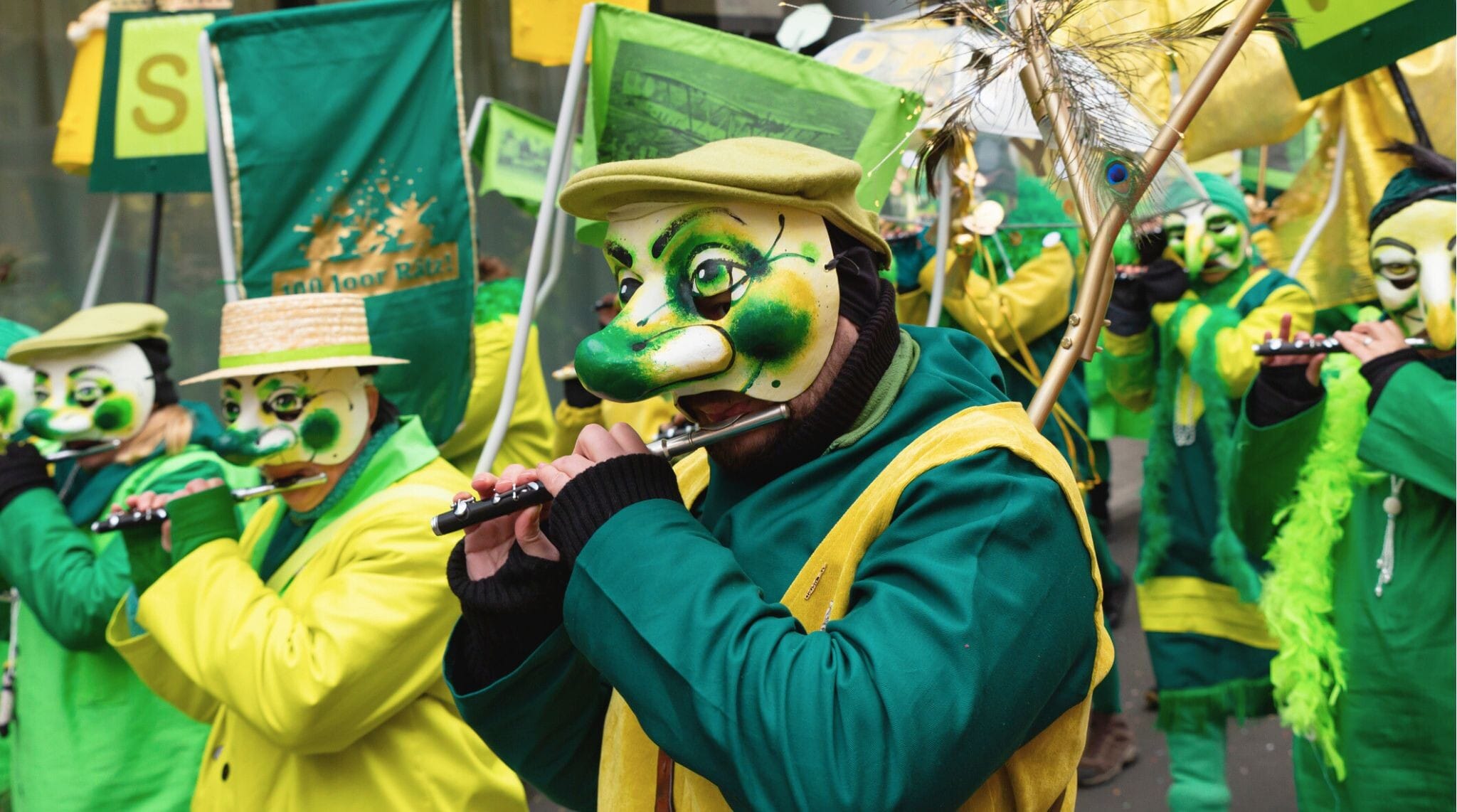 Basiléia, Suíça – 1º de março de 2023. Grupo de participantes do carnaval tocando flauta piccolo.
