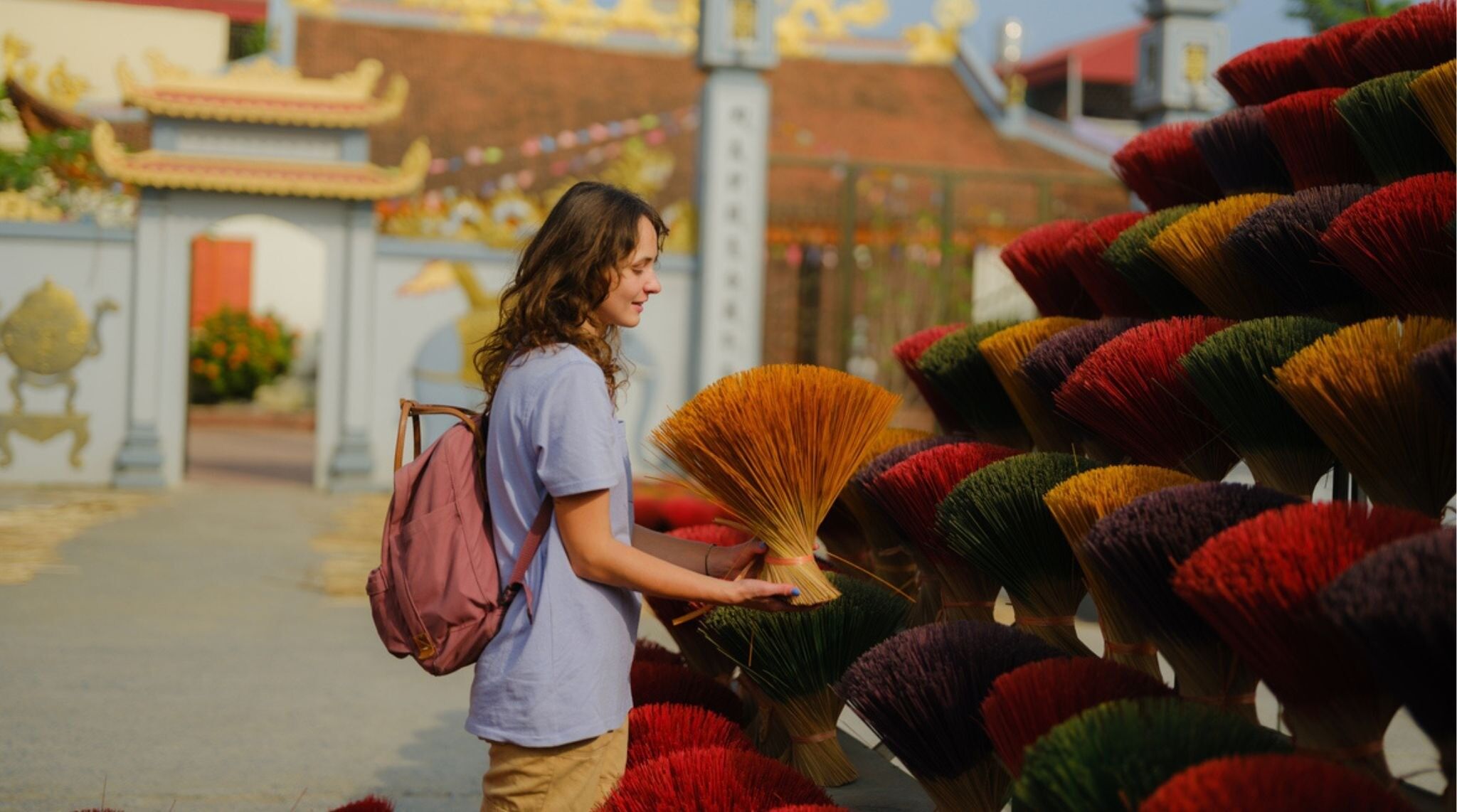 Femme européene au village de l’encens au Vietnam