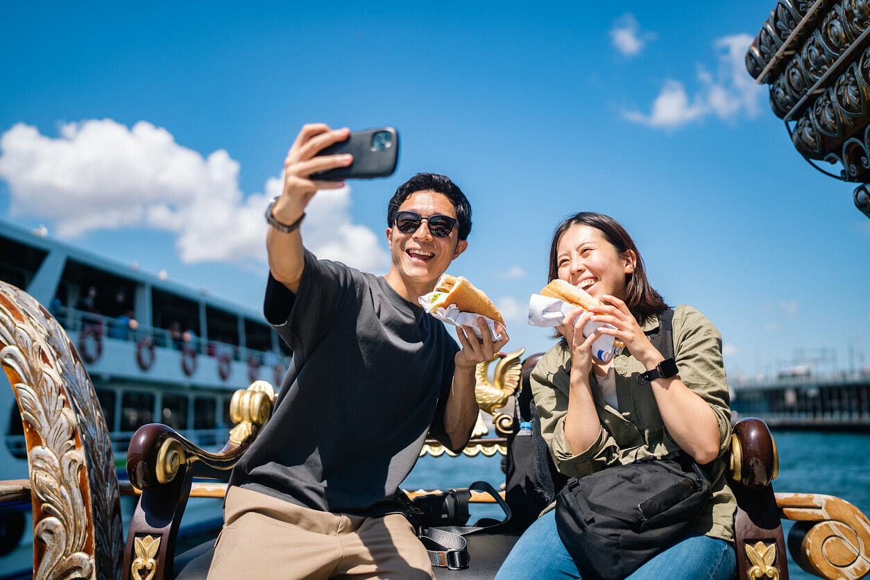 Zwei Touristen beim Roaming in der Türkei