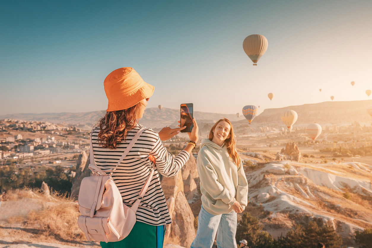 Zwei Frauen mit Roaming und Internet in der Türkei