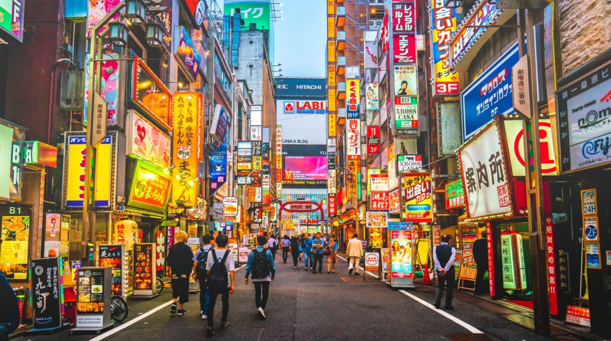 Calle de Kabukicho en Shinjuku, Tokio, llena de letreros neón por la noche