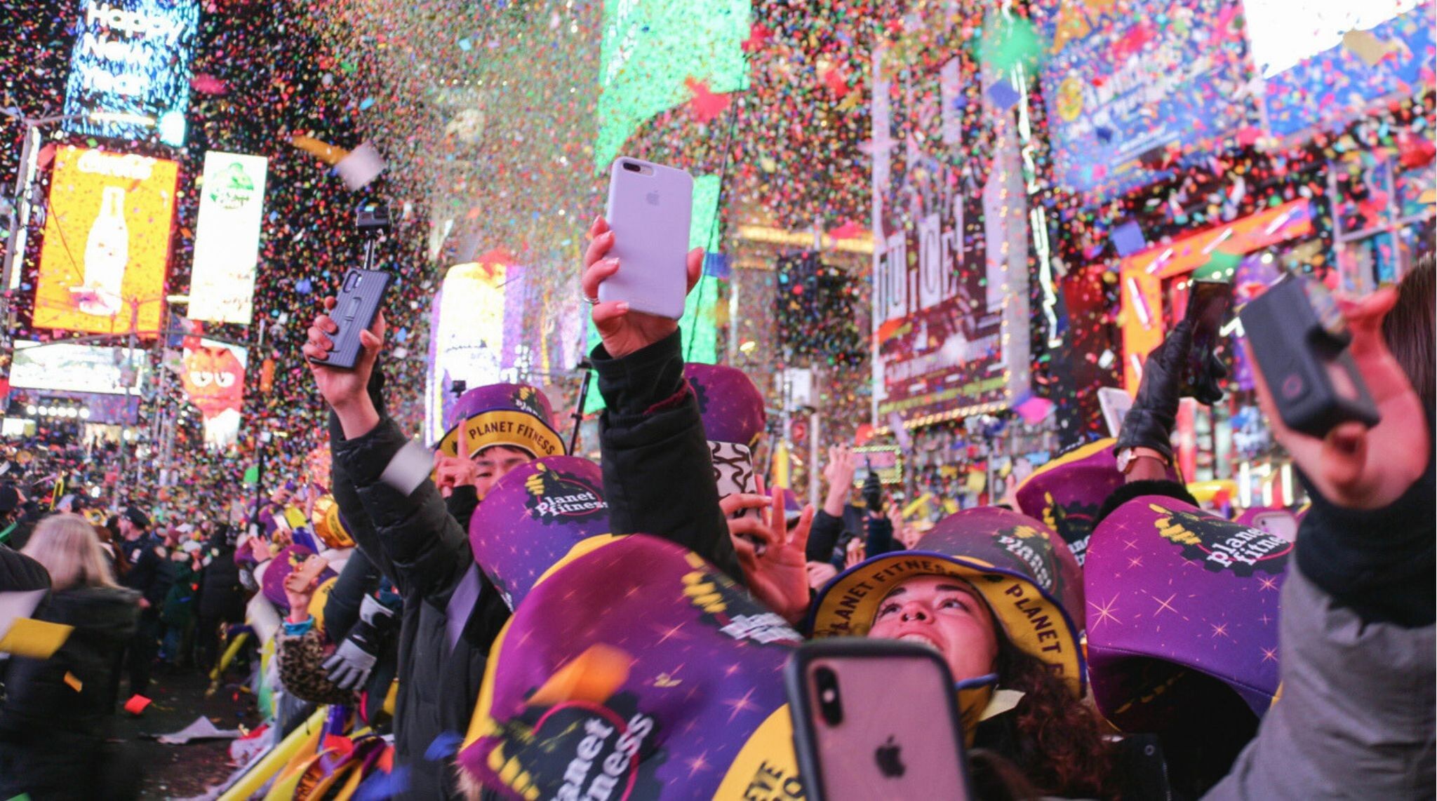 Confetes voando durante o evento de descida da bola de Ano Novo na Times Square, na cidade de Nova York, na véspera de Ano Novo em 1º de janeiro.