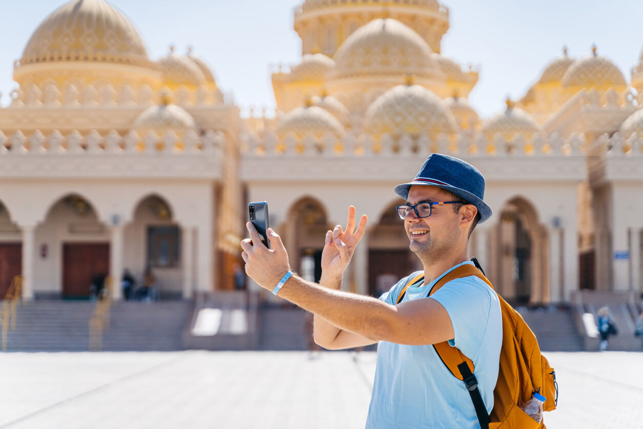 Mann mit eSIM in Ägypten