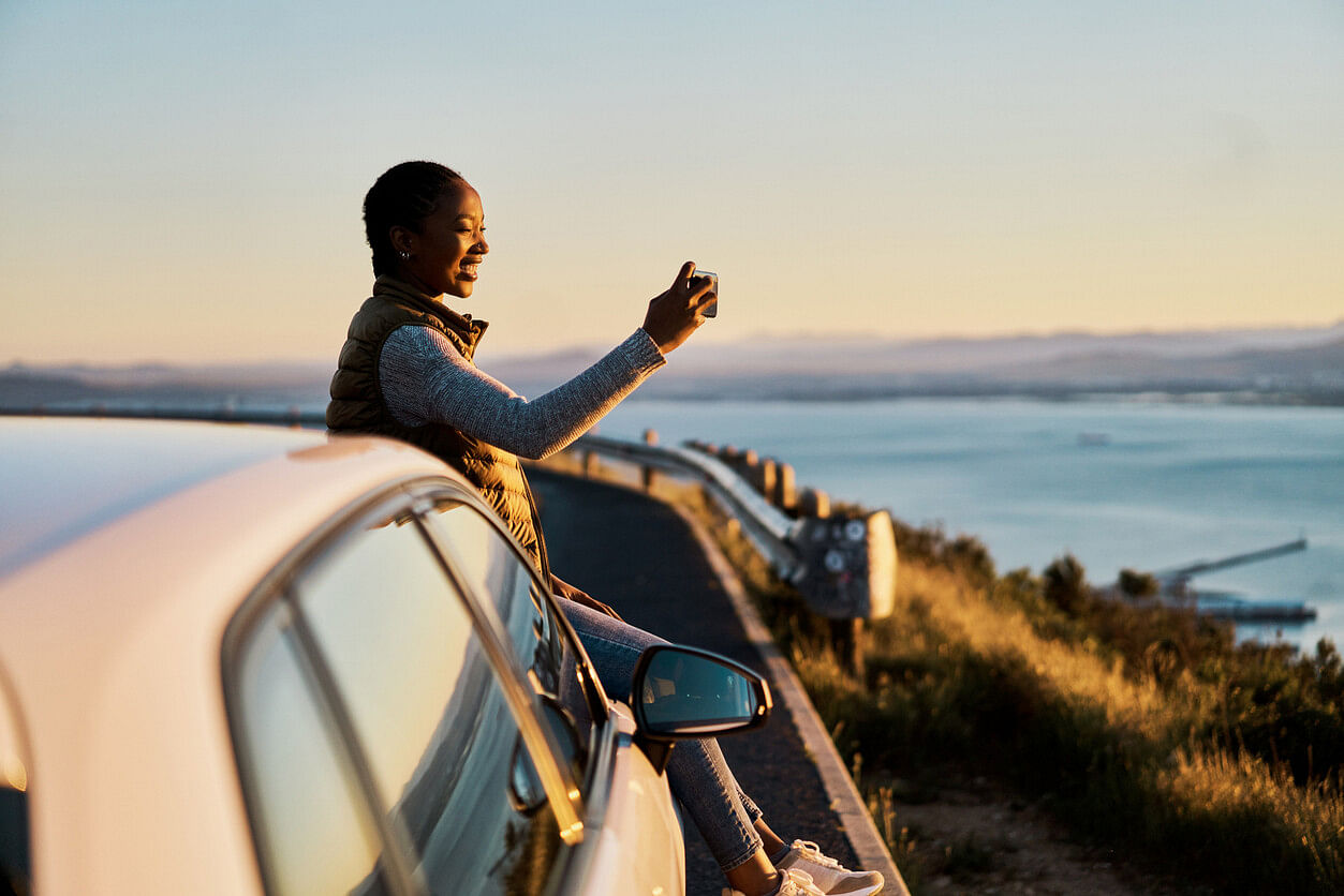 Frau am Wasser mit eSIM in Südafrika