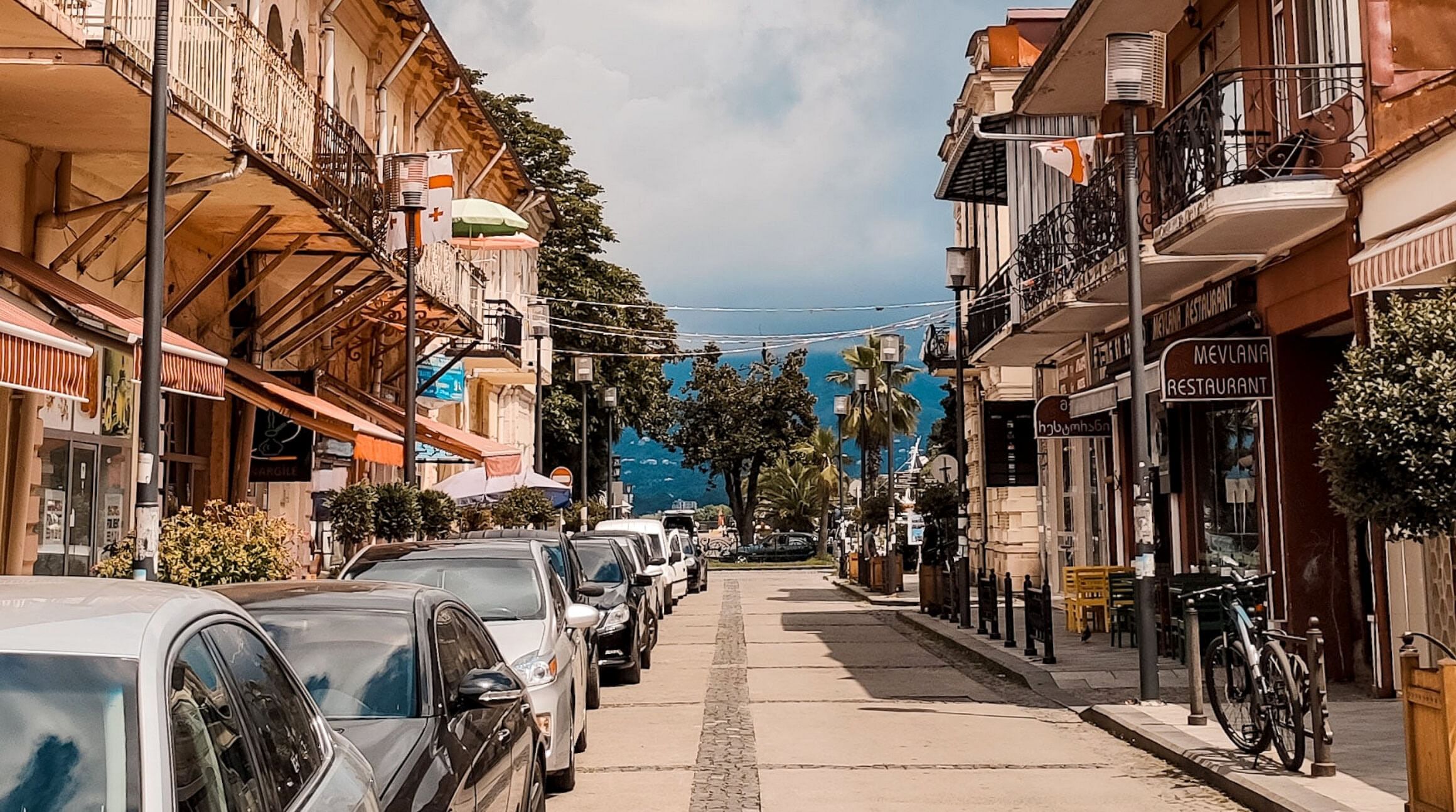 Strada che conduce alla spiaggia di Batumi, Georgia