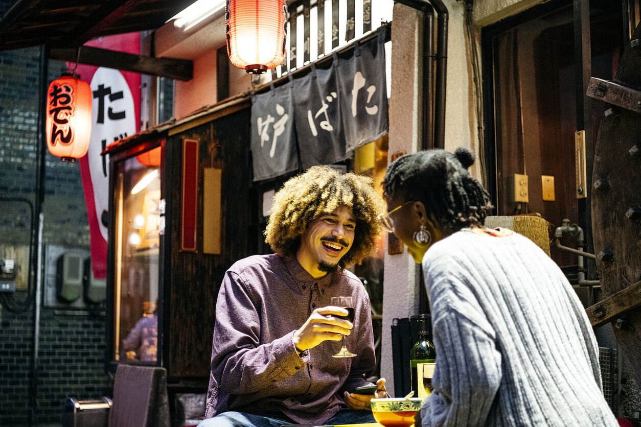 Paar im Japa-Urlaub, beim Essen nachdem sie die Kosten übernommen haben