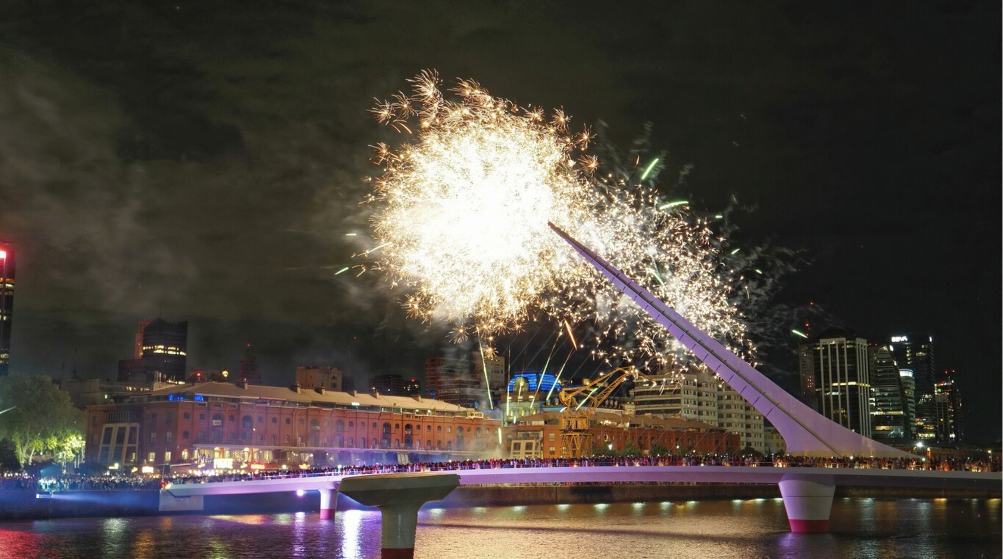 Fogos de artifício na virada do ano sobre a Ponte da Mulher, no bairro Puerto Madero, em Buenos Aires