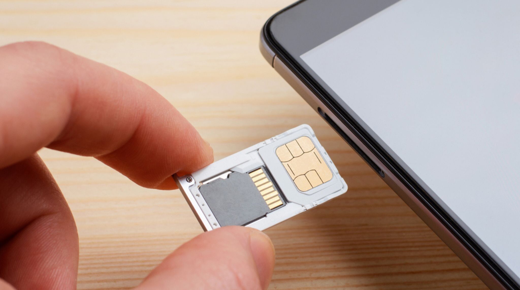 plateau sim hybride sorti du telephone: carte nano SIM et carte memoire (carte SD)