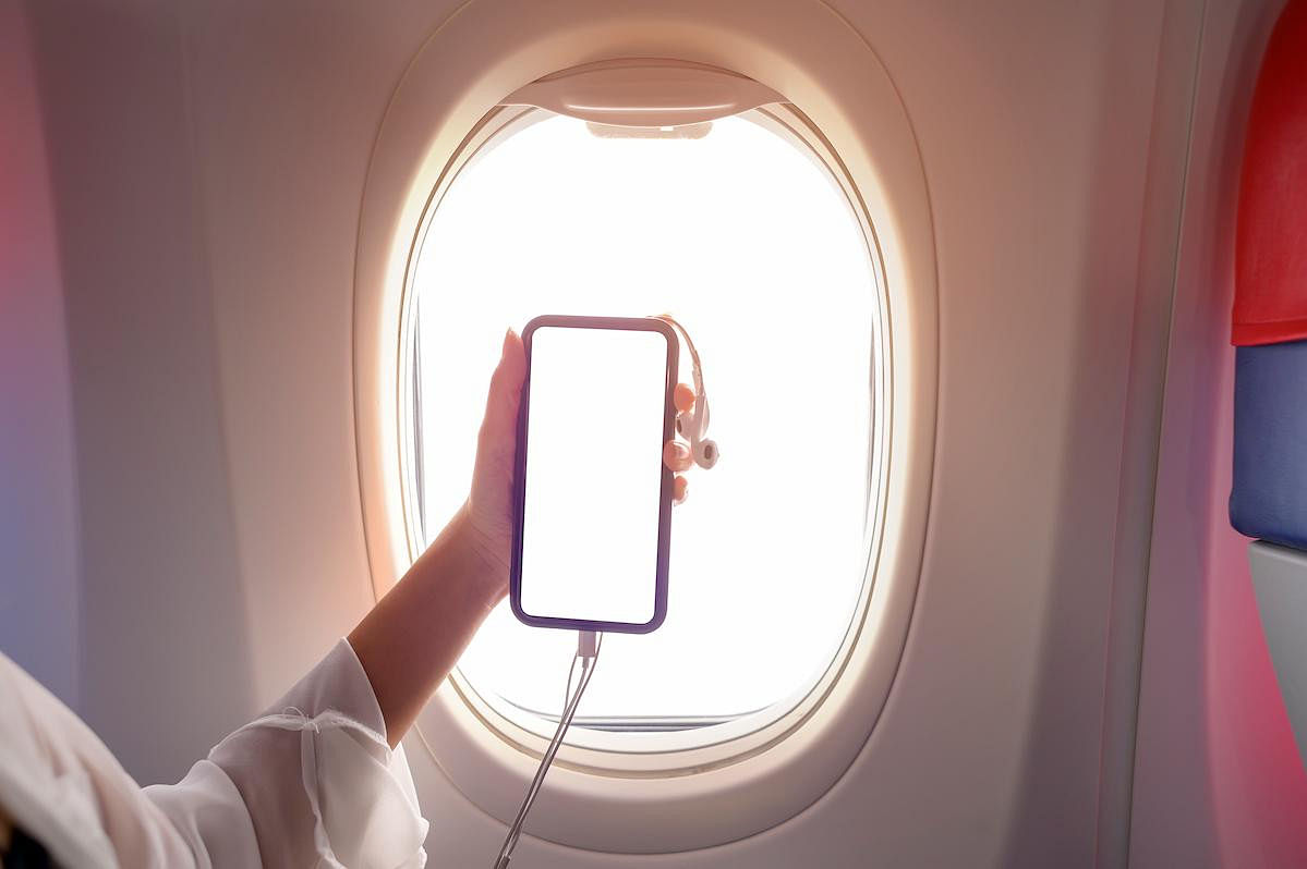 飛行機の中でスマホを使う