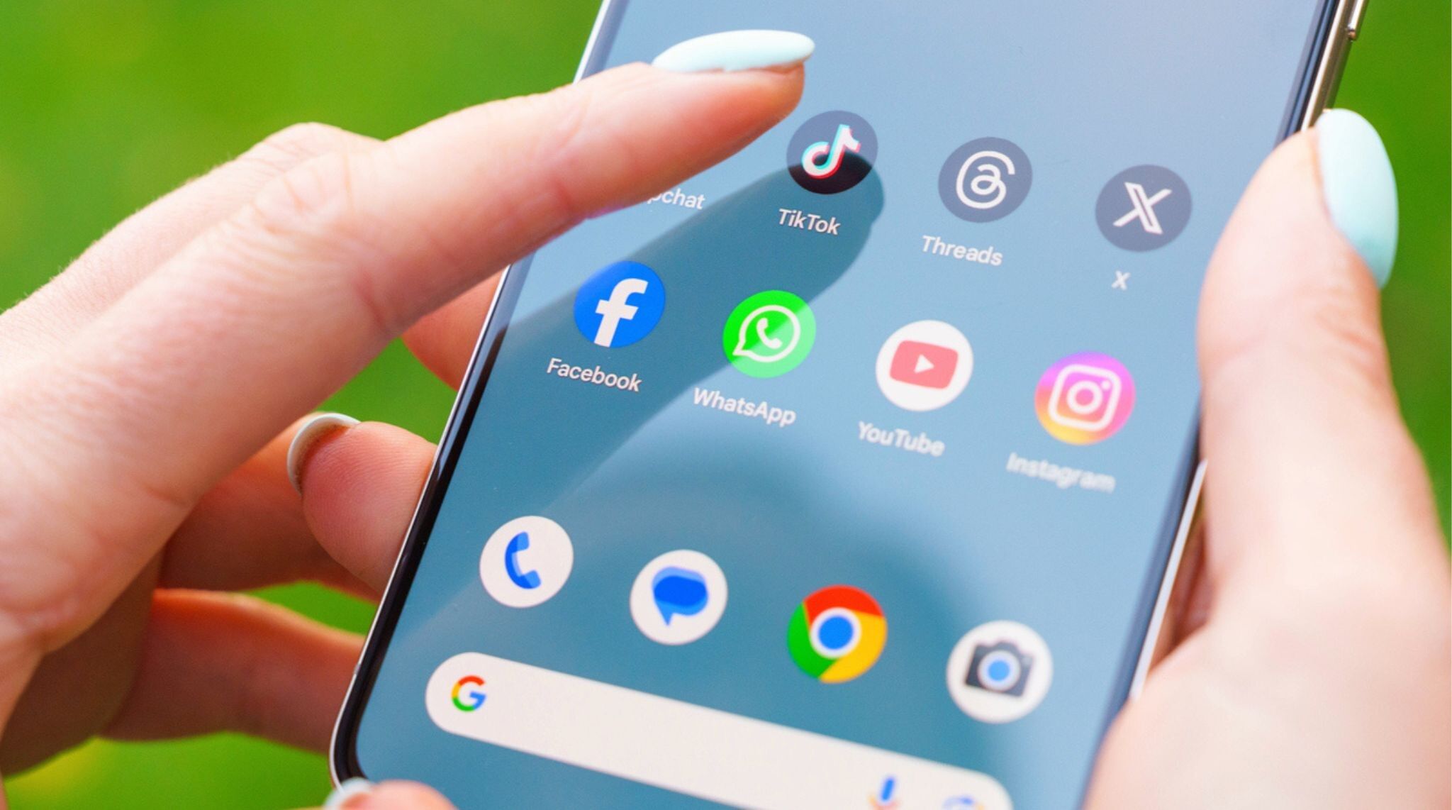 main d'une personne touchant l'écran de telephone