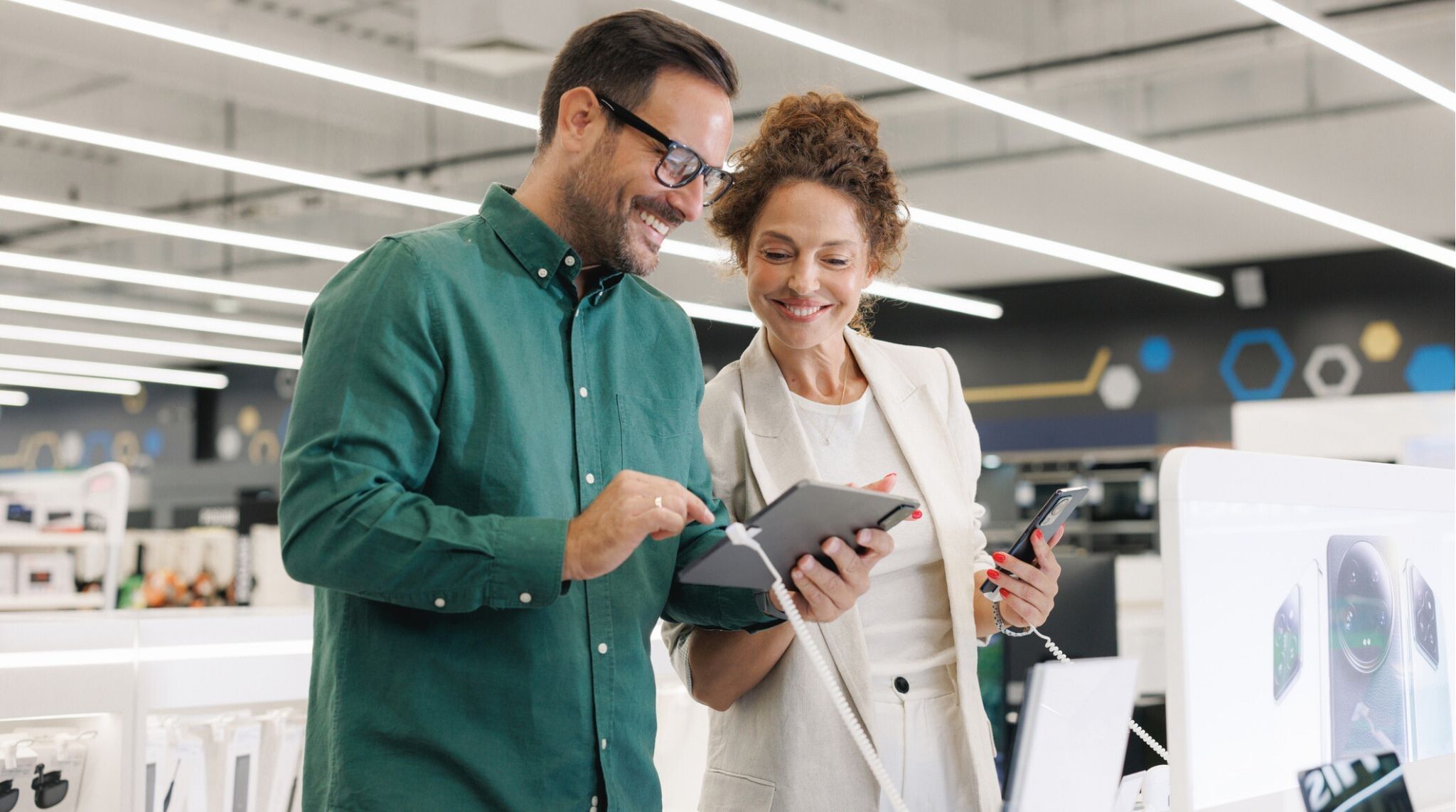 Casal comprando eletrônicos em loja na Europa com vantagens do tax free Europa.