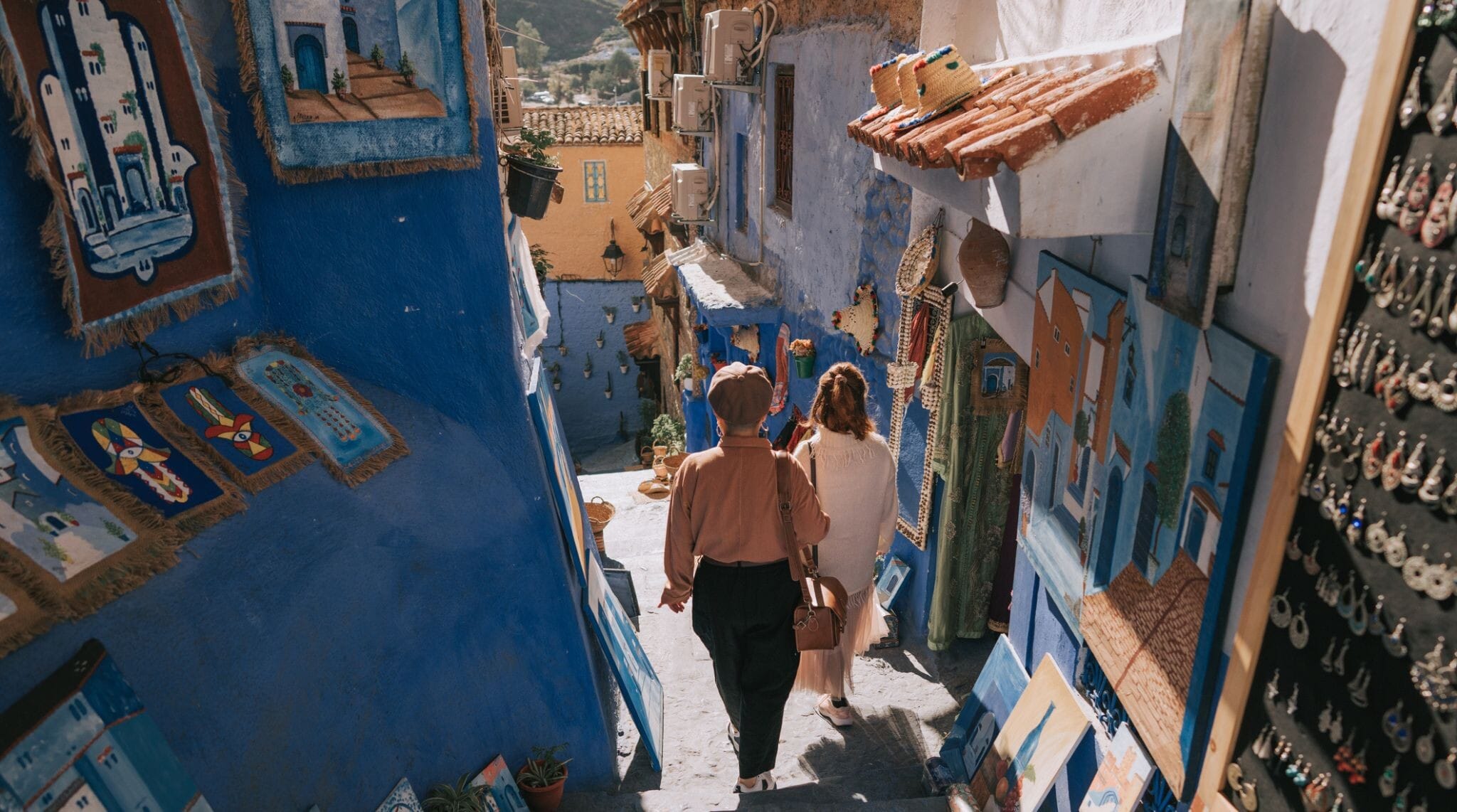 vue d'une rue de chefchaouen au maroc avec le souk