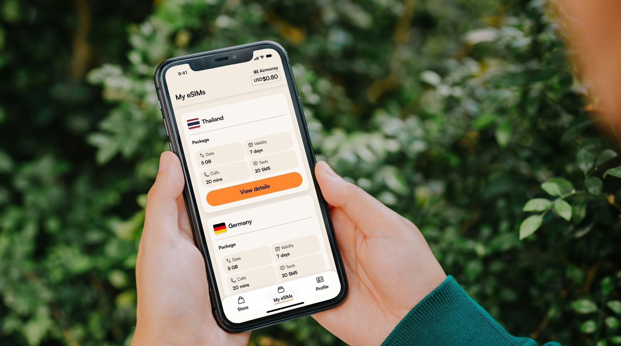 personne en voyage avec l'app d'Airalo pour gerer les forfaits eSIM