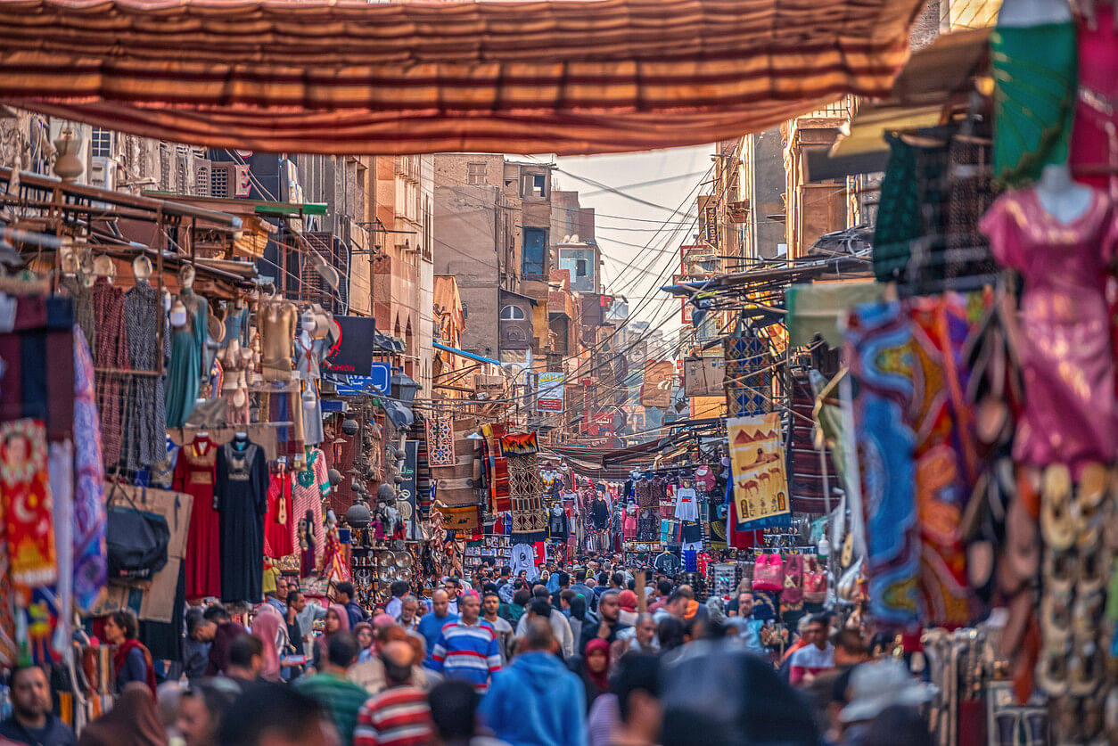 Menschen, die auf dem Markt im Ägypten bezahlen