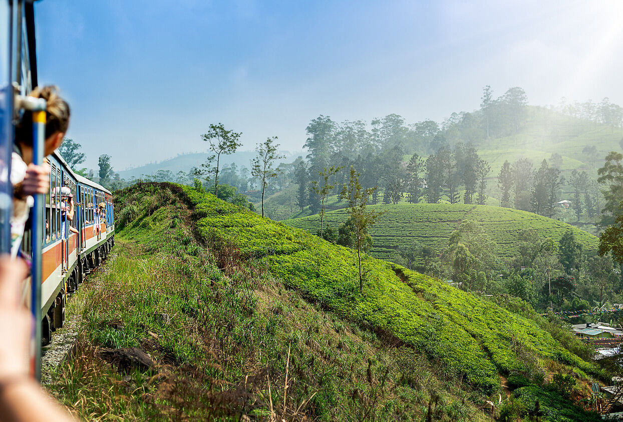 Frau im Zug in Sri Lanka