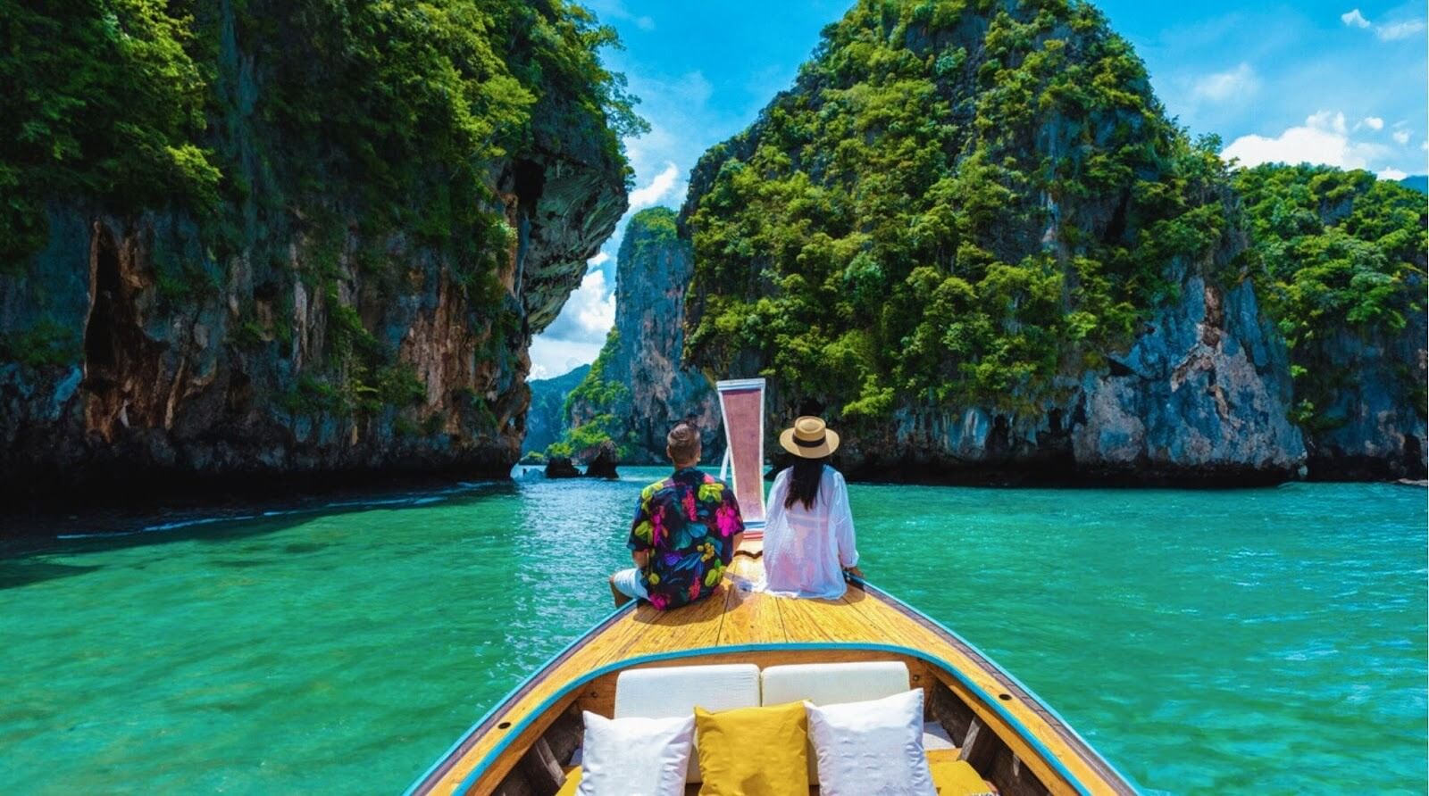 Passeio pelas quatro ilhas tropicais no estado de Krabi. Mulher asiática e homem europeu de meia-idade em férias na Tailândia.