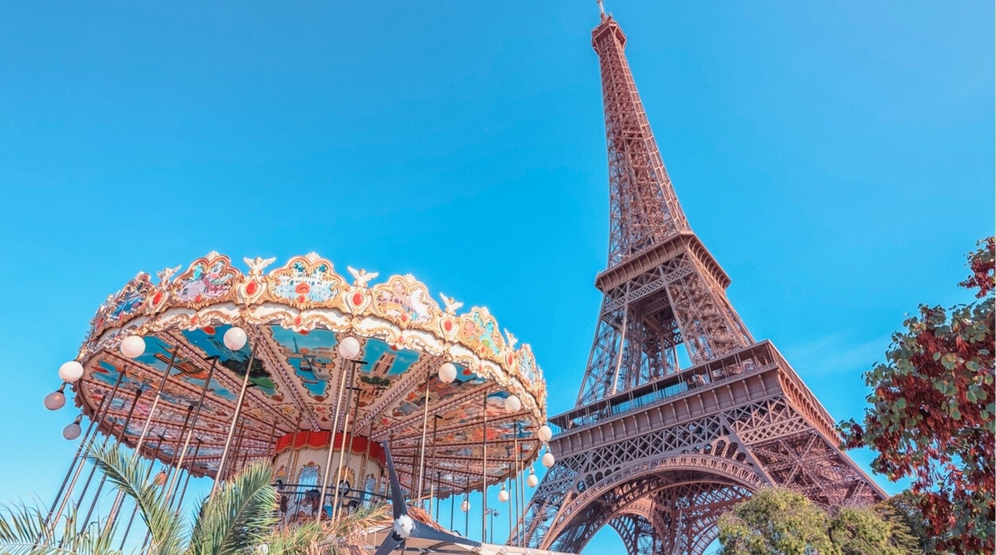 Disneyland París durante el invierno con cielo despejado y ambiente festivo en el parque.