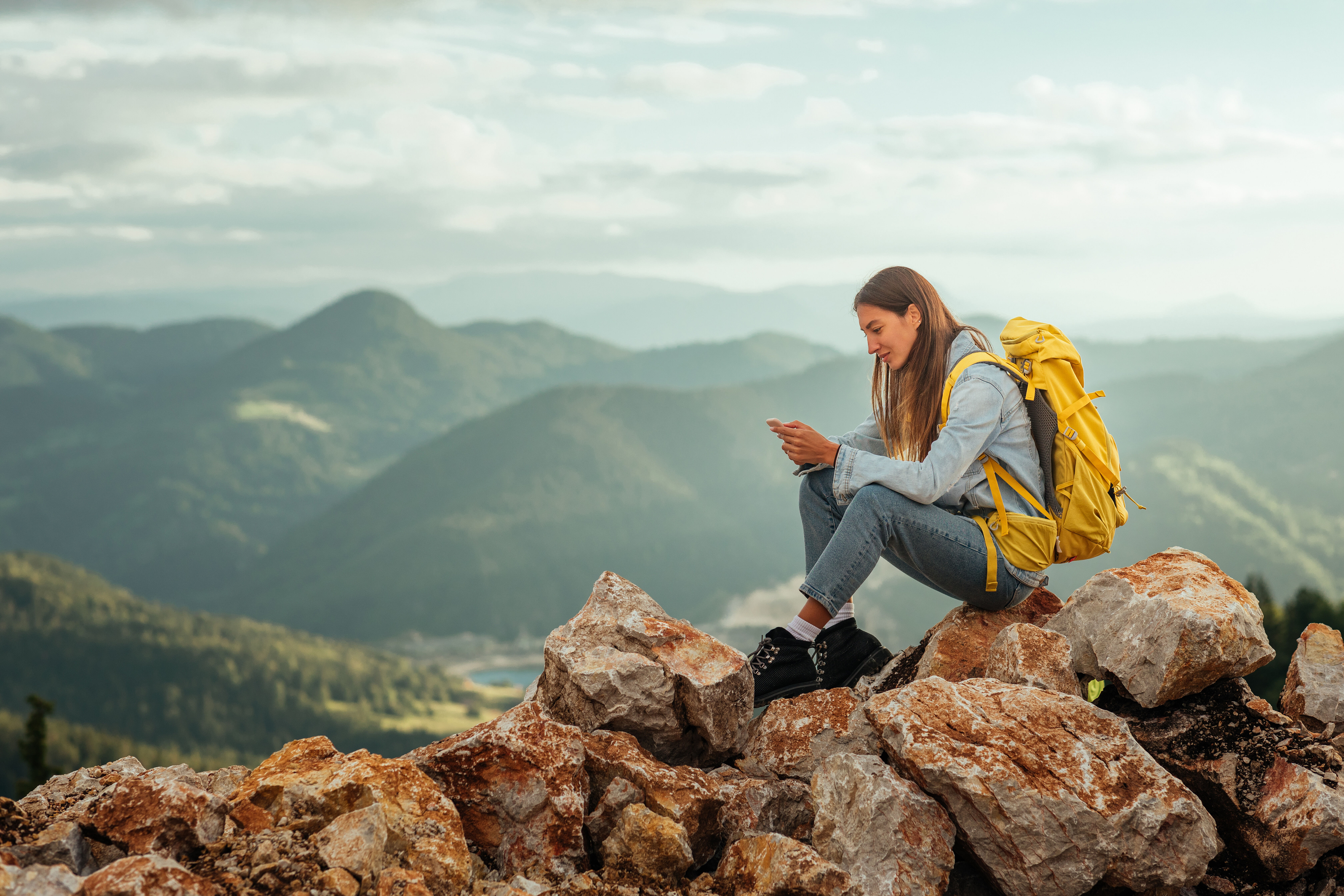 Frau auf Berg mit SIM-Karte