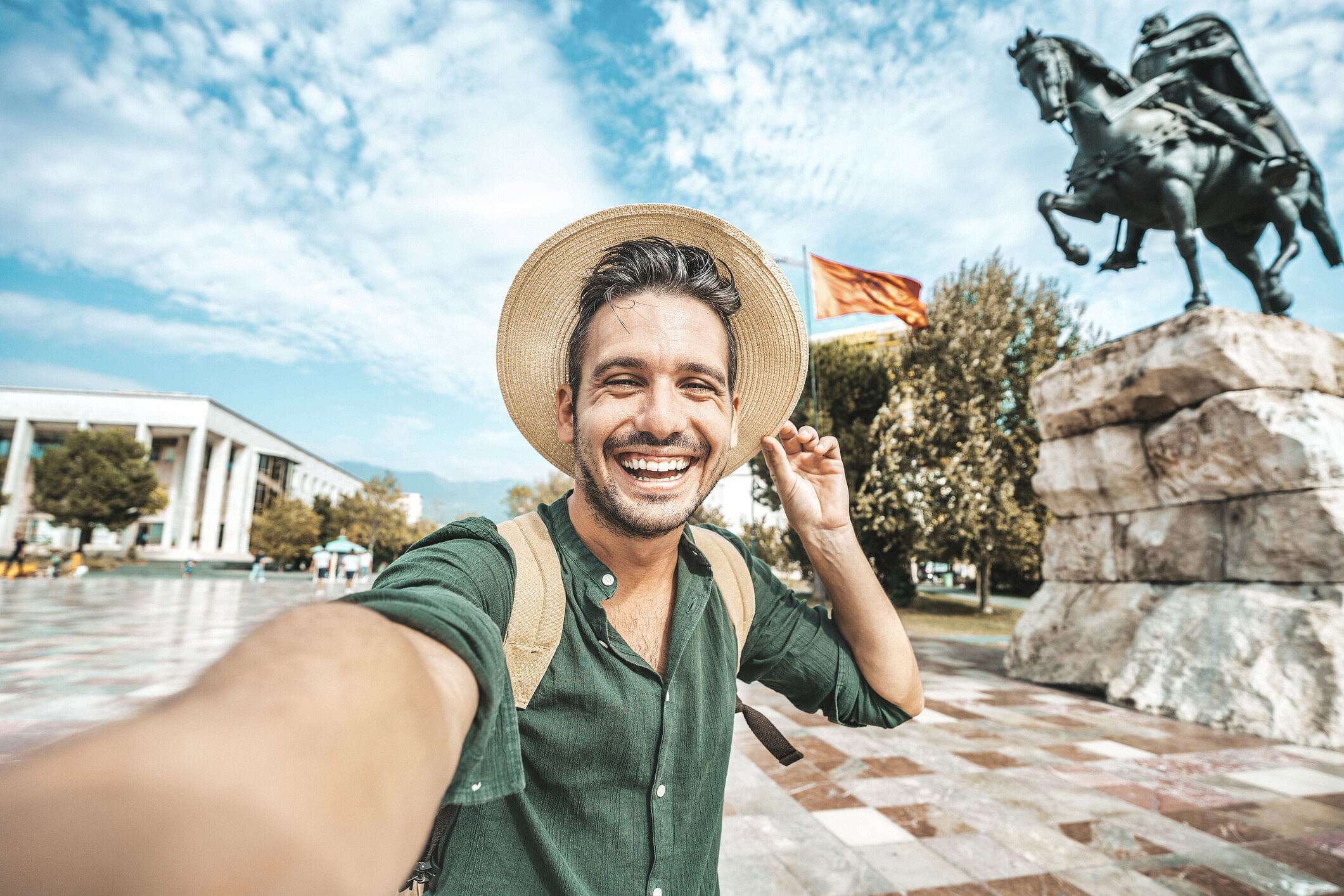 Mann in Albanien mit der besten eSIM