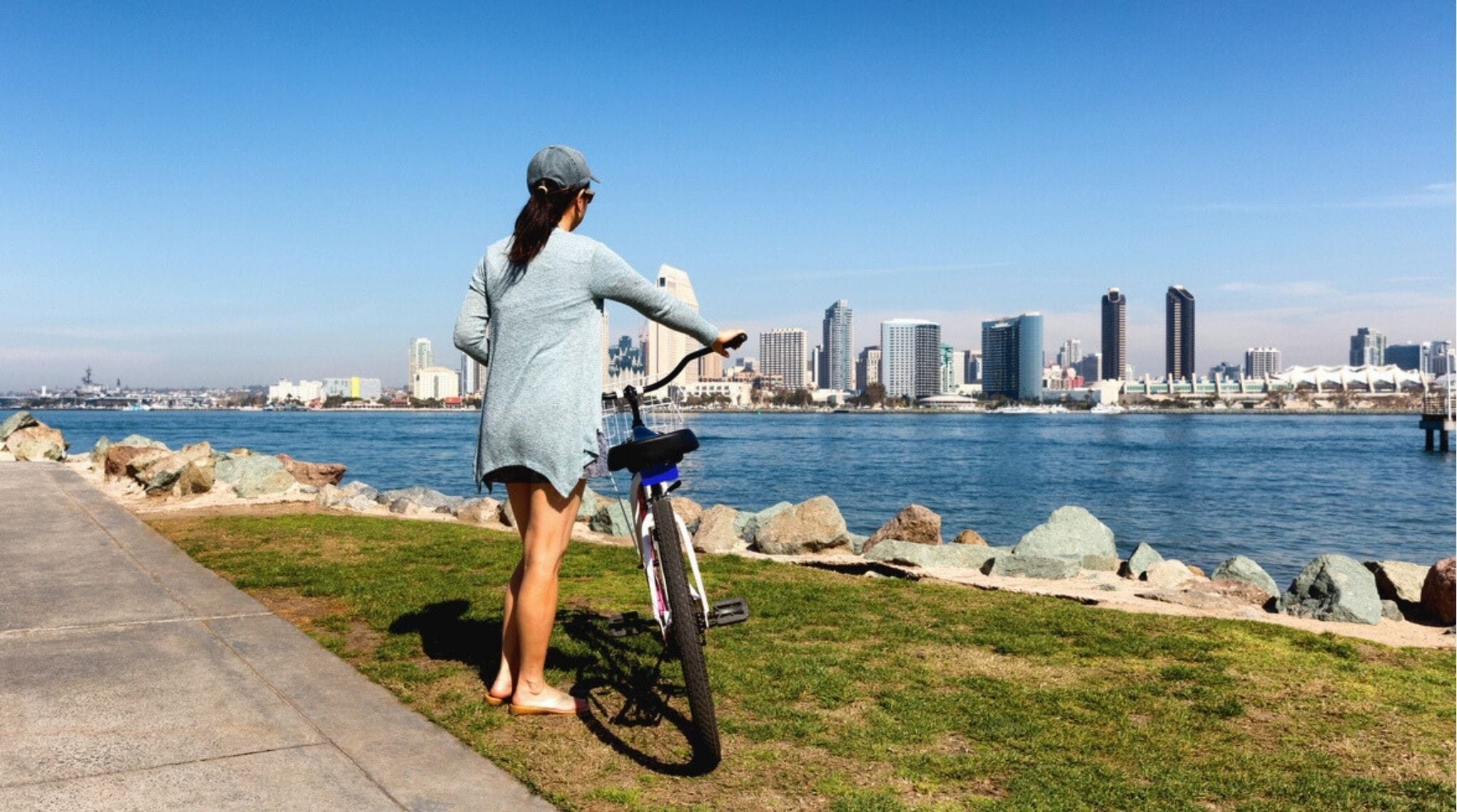 Ciclista recorriendo la bahía con el skyline de San Diego al fondo.