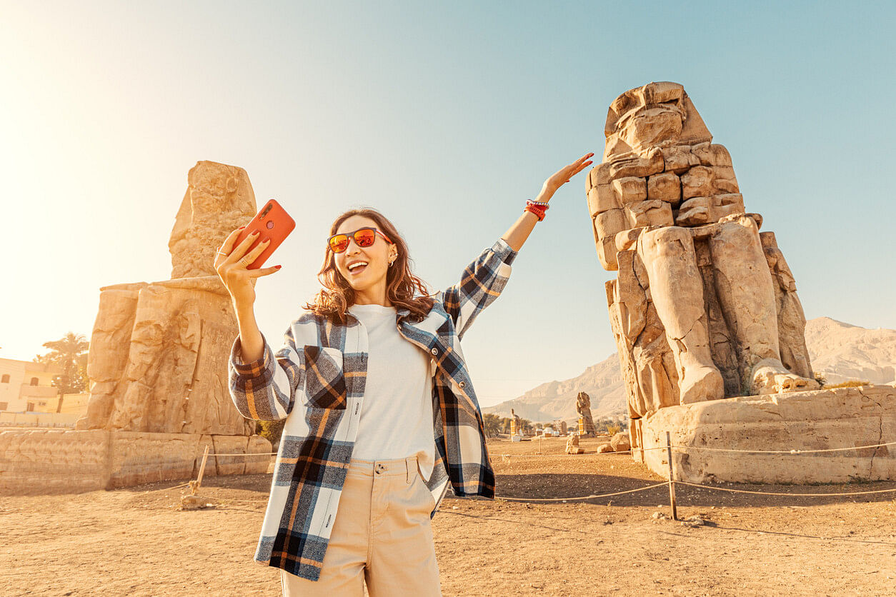Frau mit eSIM in Ägypten