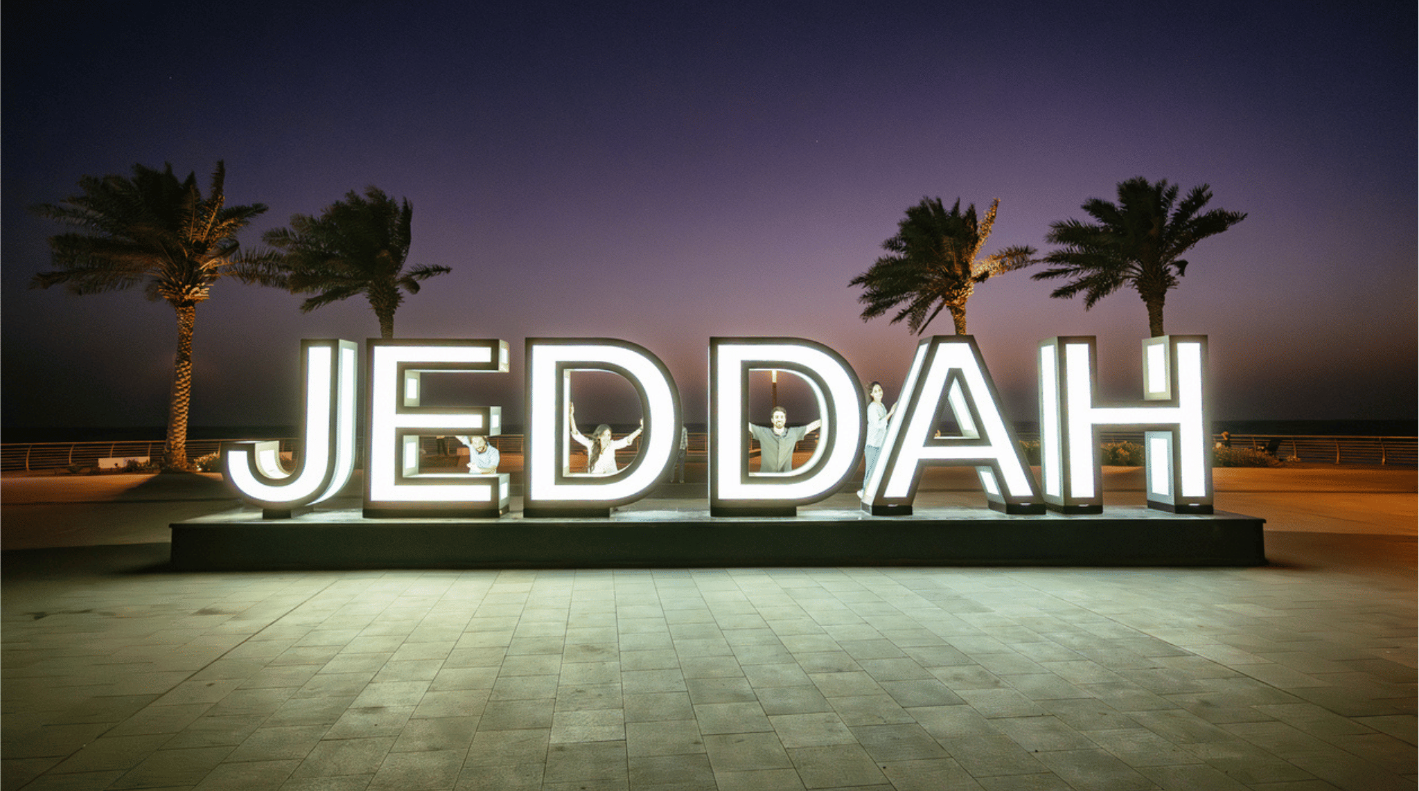 لافتة كبيرة تحتوي على كلمة جدة بالإنجليزية