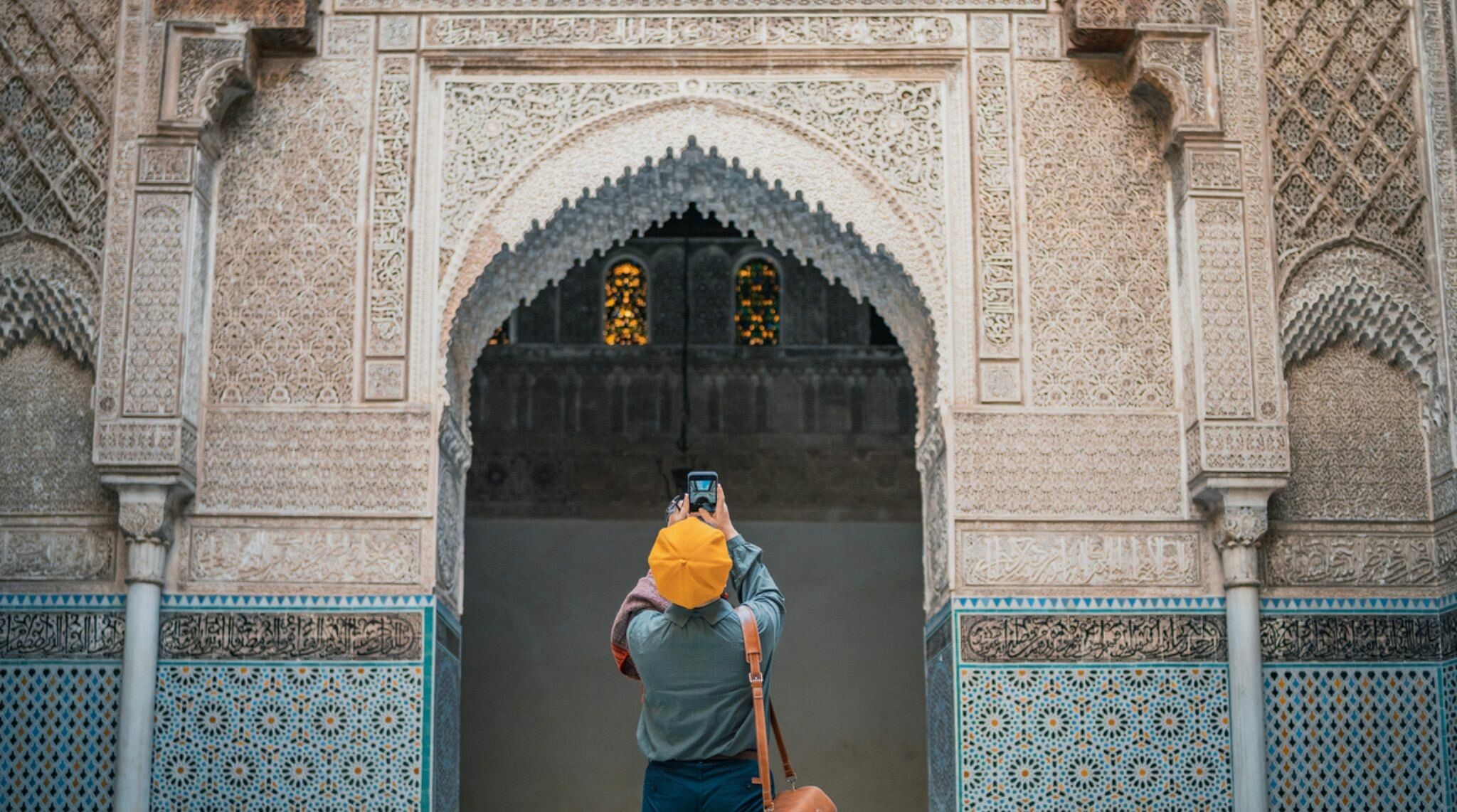 touriste avec un forfait mobile maroc