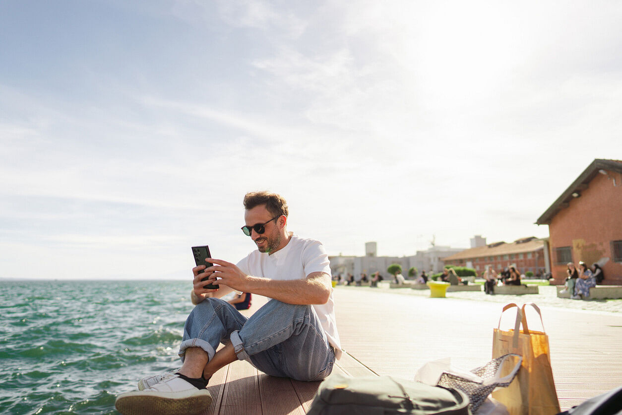 Mann mit Roaming im Ausland