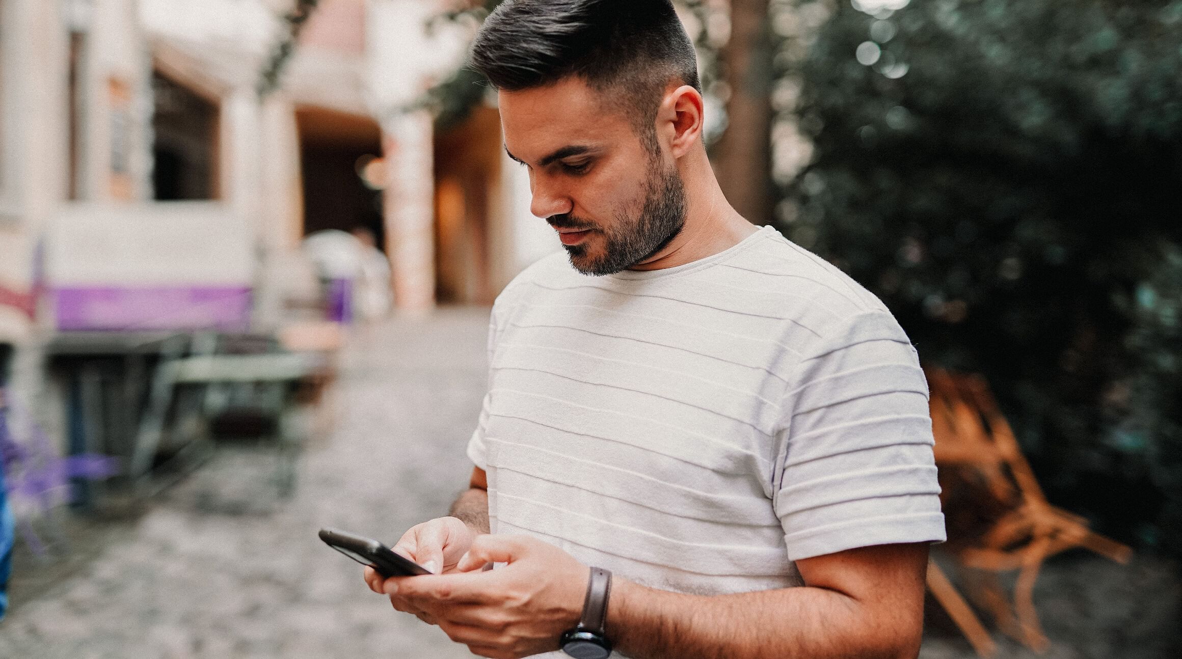 man kijkt naar een smartphone