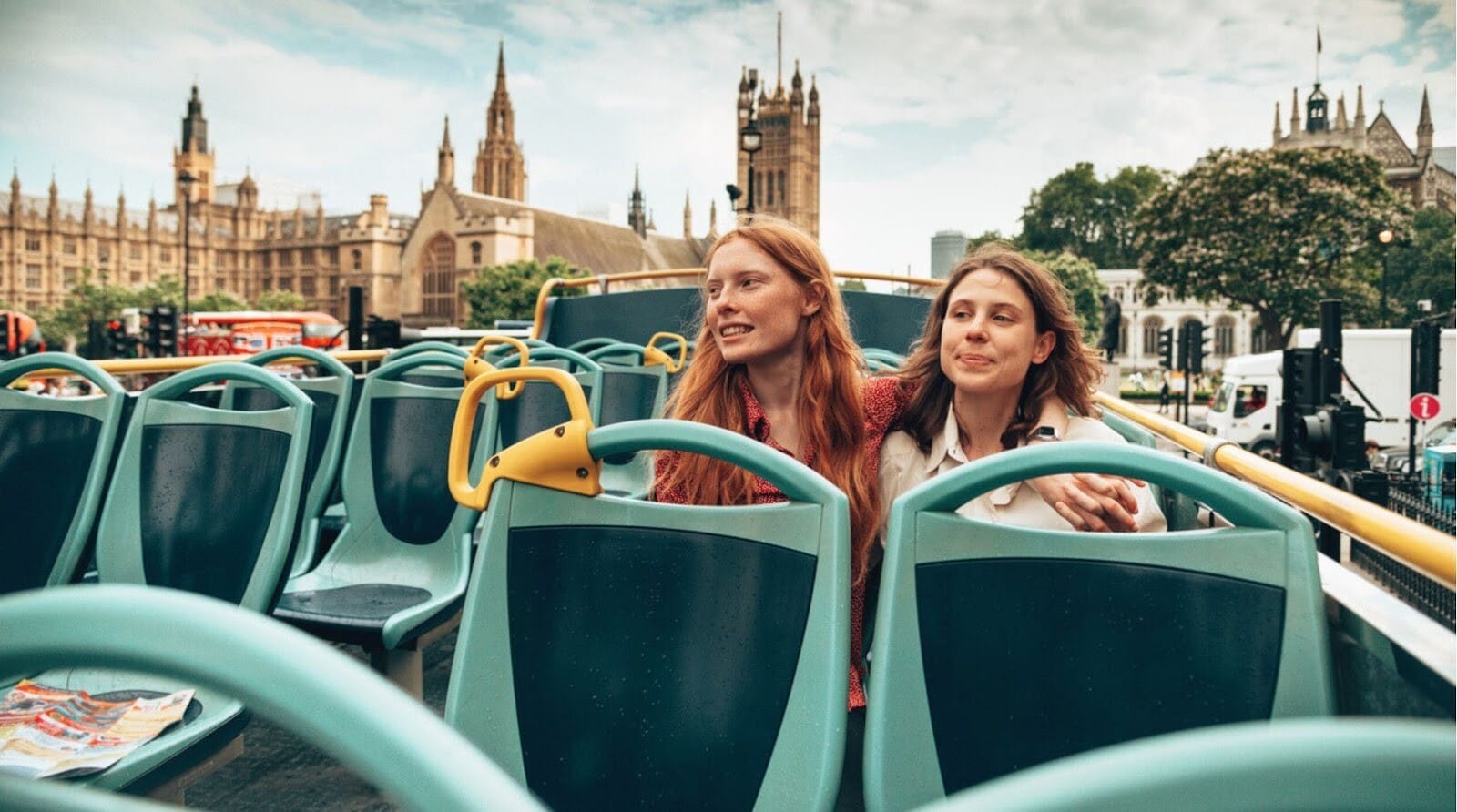 Casal dentro de um ônibus em Londres.