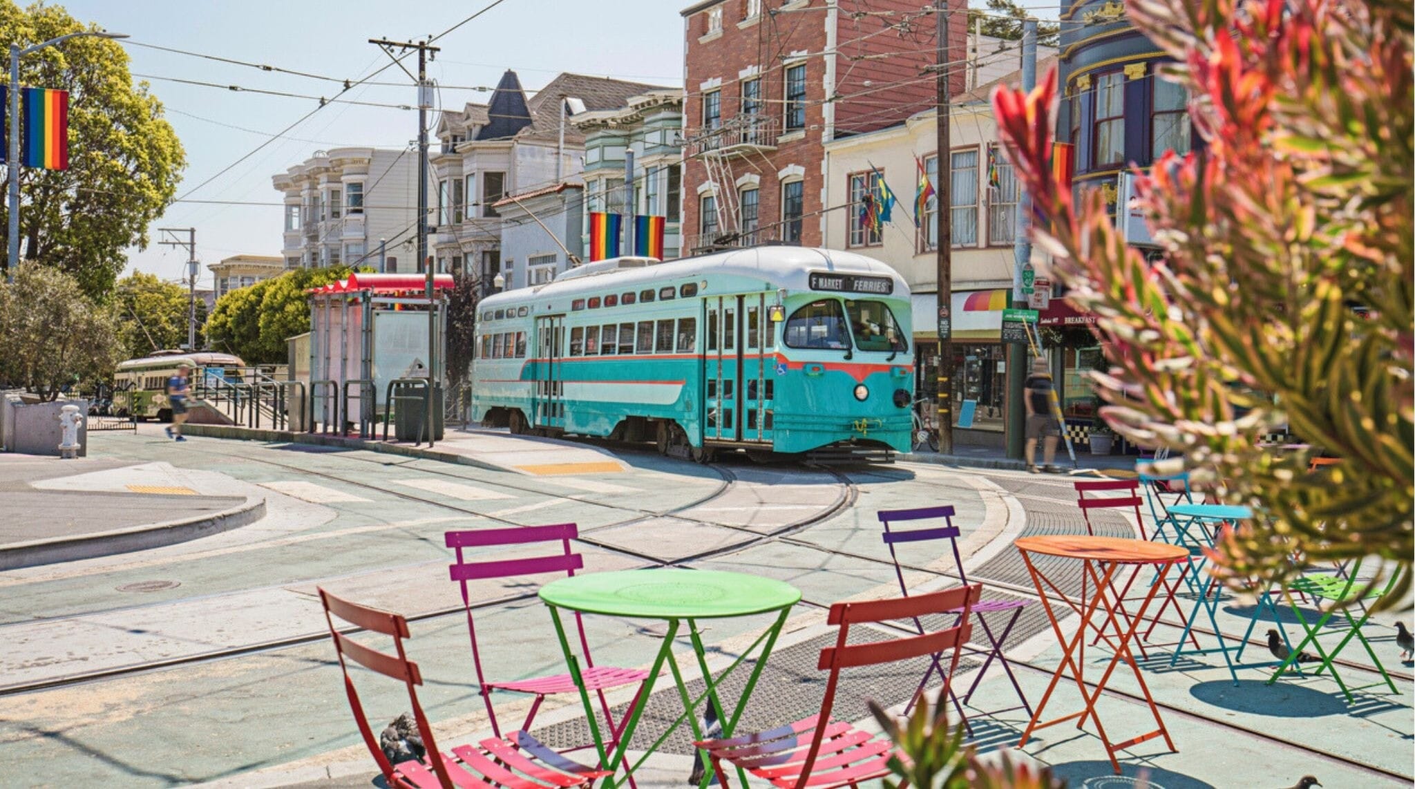 Tranvía de Castro Street pasando entre banderas arcoíris en las calles de San Francisco.
