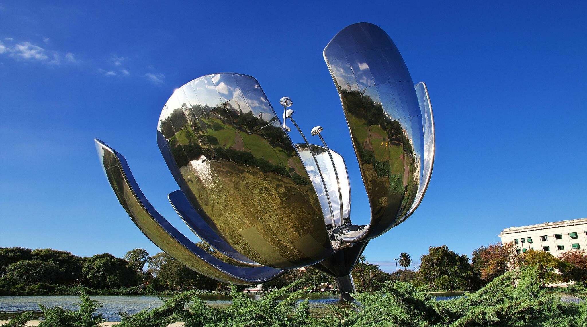 A Flor Metálica, ou Floralis Generica, é um dos cartões postais de Buenos Aires