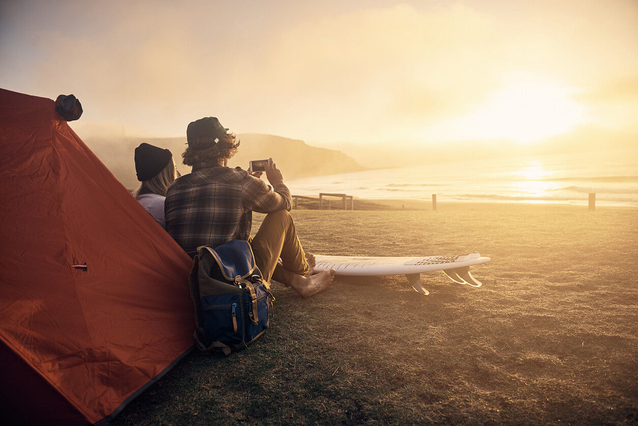 Paar am Strand mit der besten eSIM für Australien