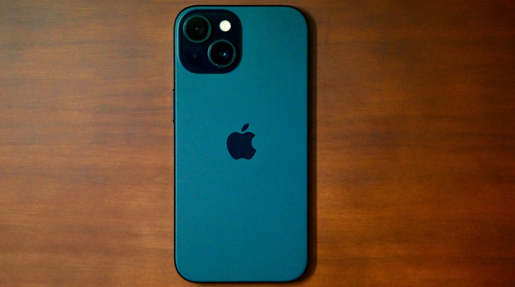 iphone 15 posé sur un bureau