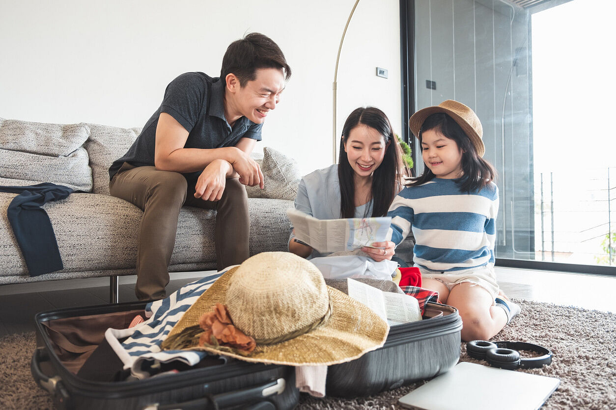 Familie packt für den Sommerurlaub
