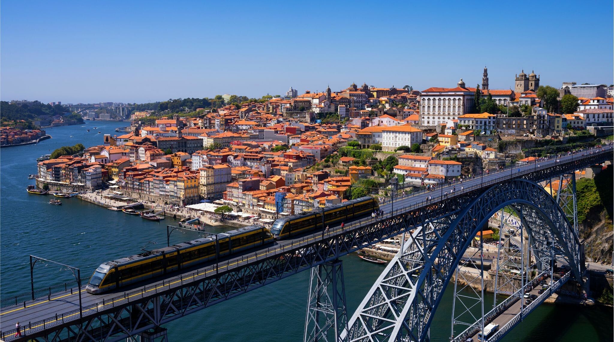 Vista de Porto com ponte Dom Luis sob Rio Douro