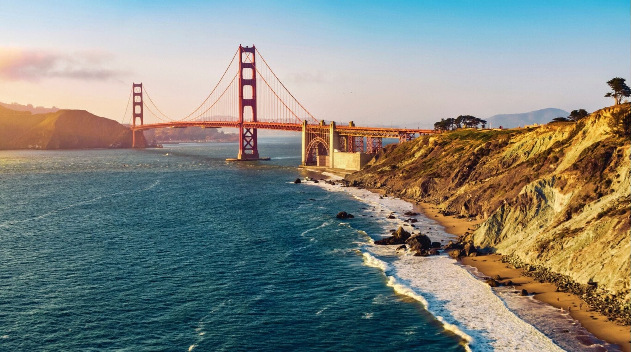 Vista panorámica del puente Golden Gate sobre la bahía de San Francisco en un día despejado.