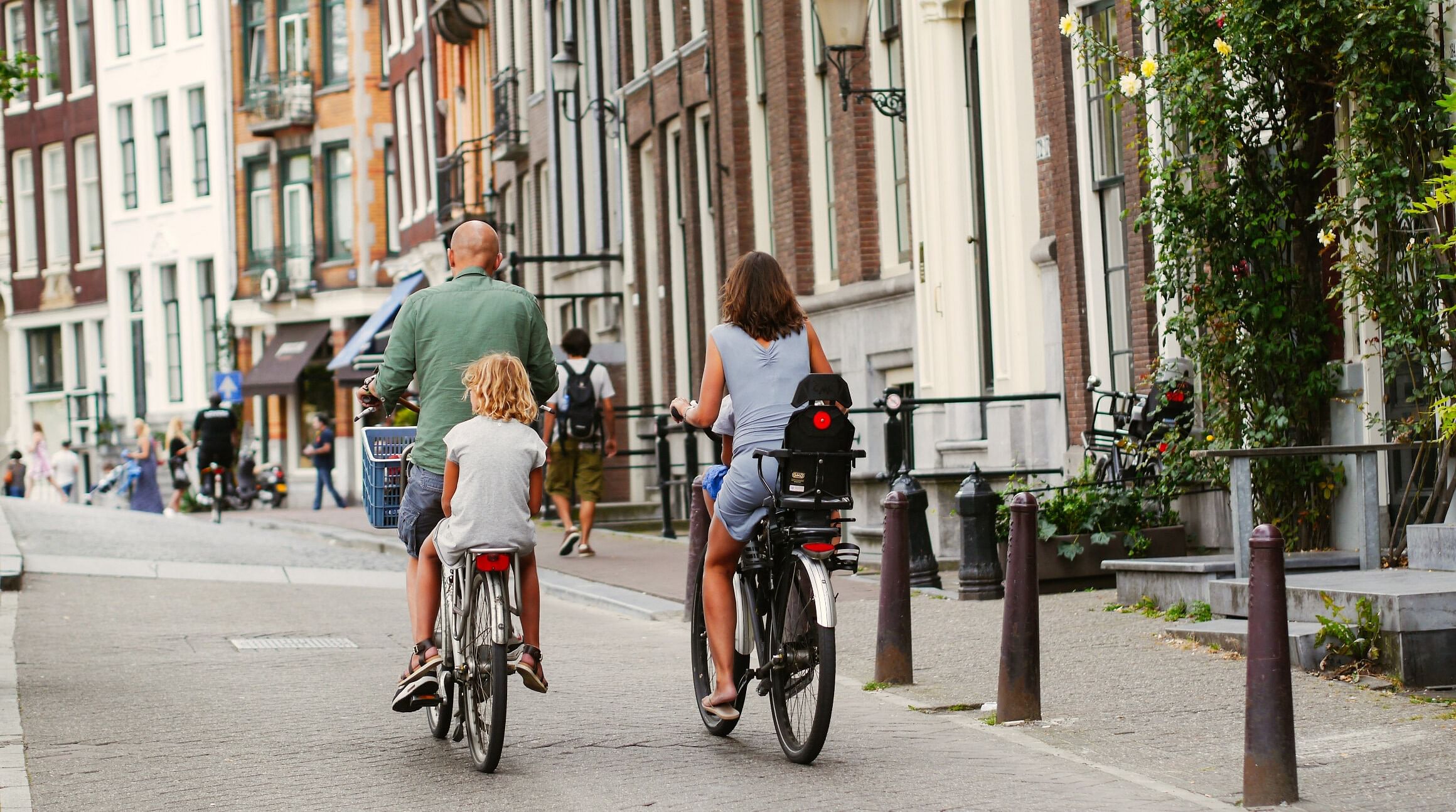 familia paseando en bicicleta en Ámsterdam