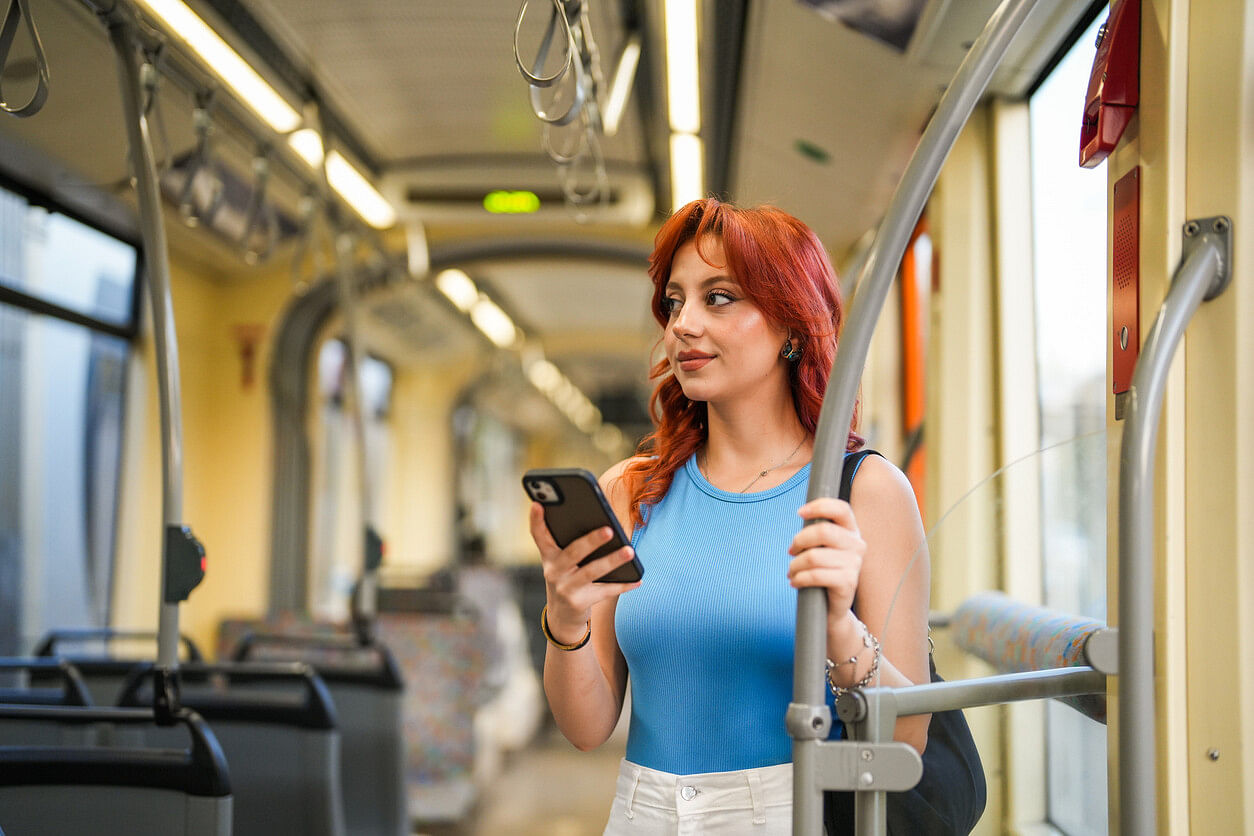 Touristin in der Türkei mit Internet