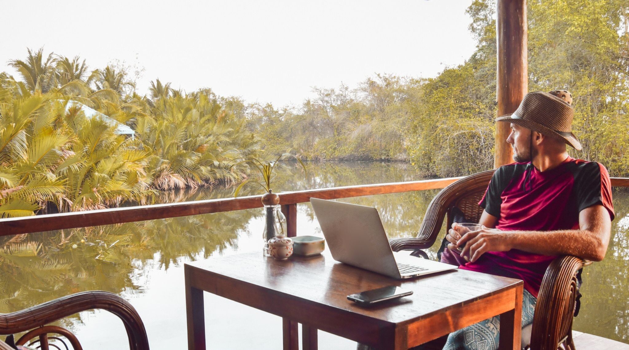 digital nomad qui travaille depuis leVietnam avec son ordinateur, smartphone et forfait de données esim