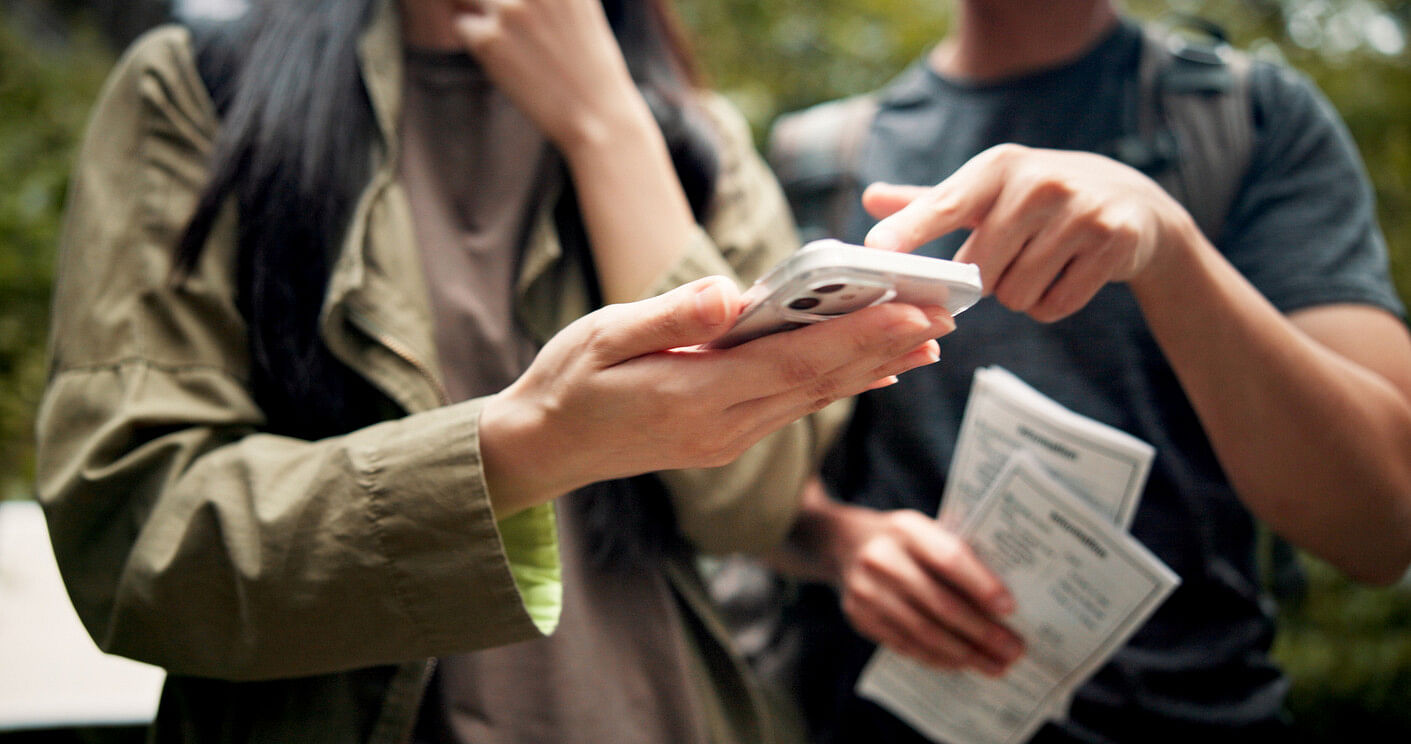 Touristen mit einer aktivierten eSIM im Ausland