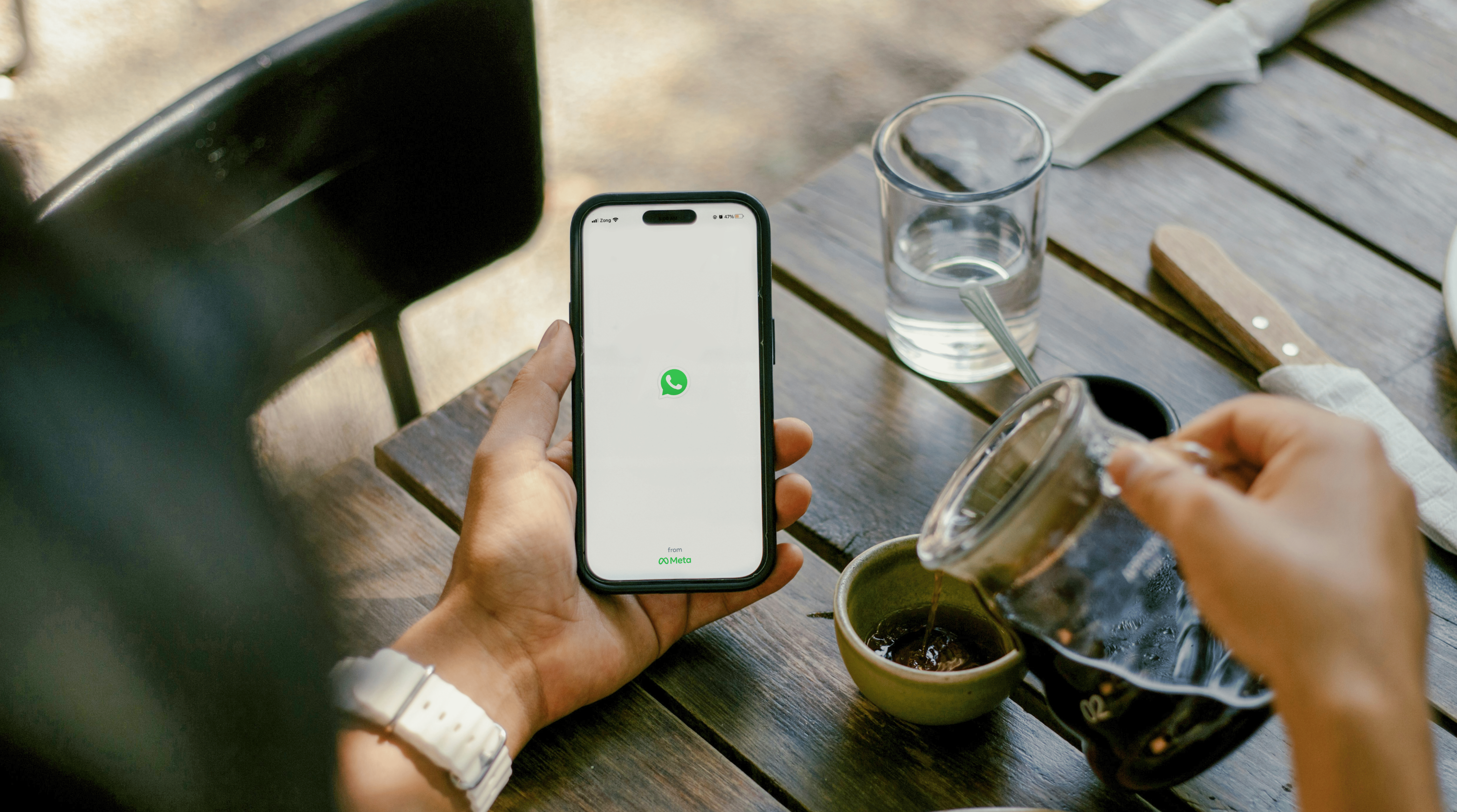 personne utilisant whatsapp en voyage en chine