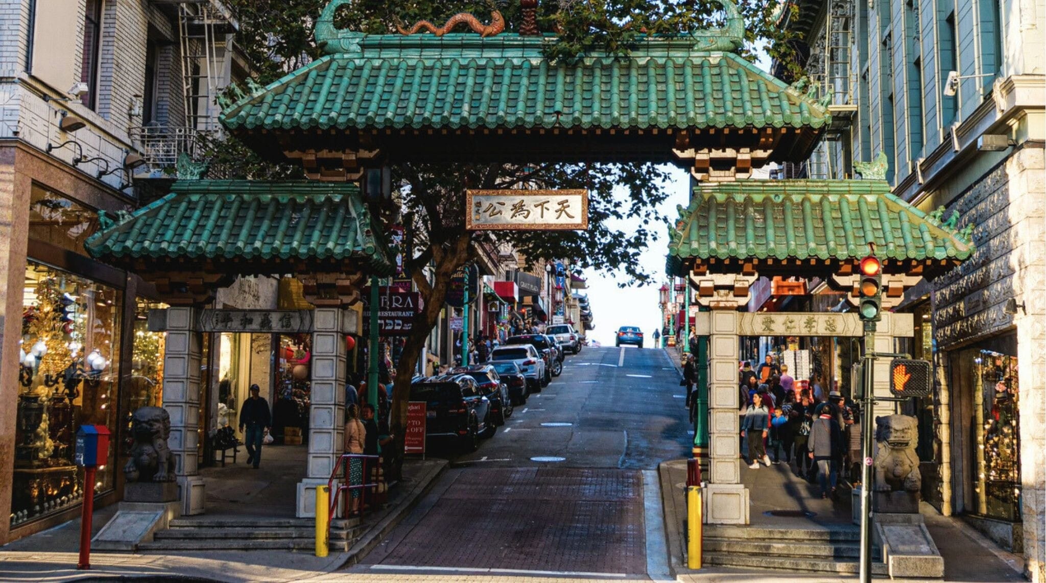 Dragon Gate, entrada icónica al barrio chino de San Francisco con tráfico y peatones.