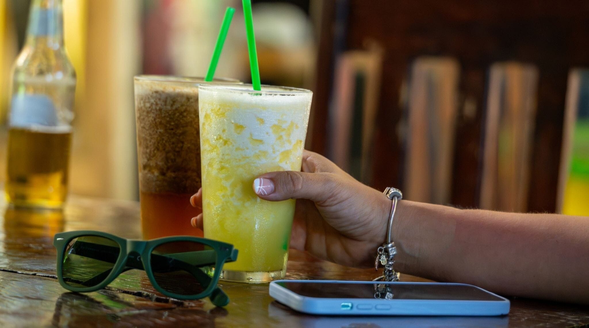 boissons et téléphone portable sur la table