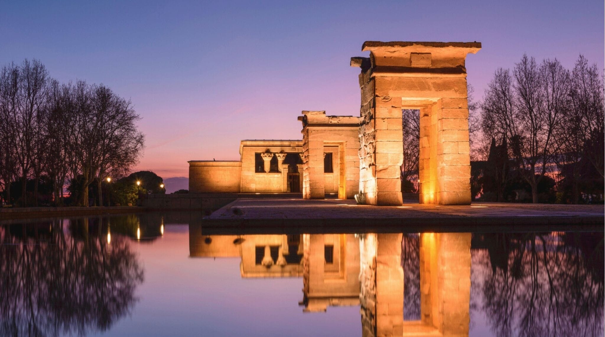 Templo de Debod iluminado al atardecer en Madrid