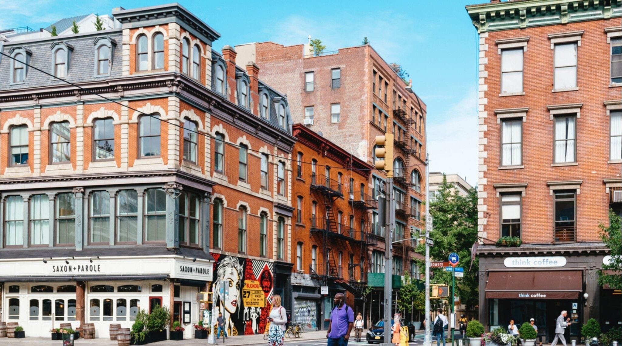 Calle Bowery en East Village con tiendas locales y edificios clásicos, un barrio ideal para explorar en Nueva York.