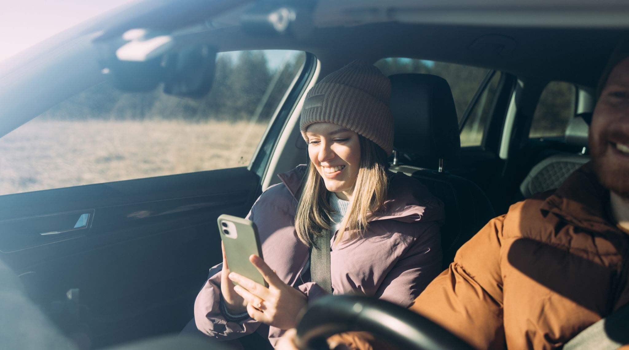 jeune femme voyageant en voiture avec son telephone pour la navigation