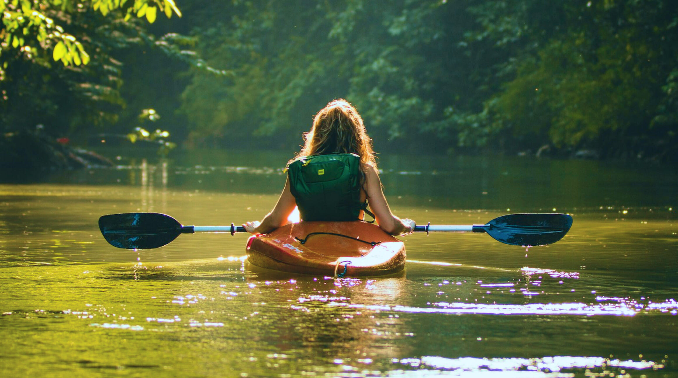 kayak au costa rica pour illustrer cet article sur le calcul du budget voyage au Costa rica