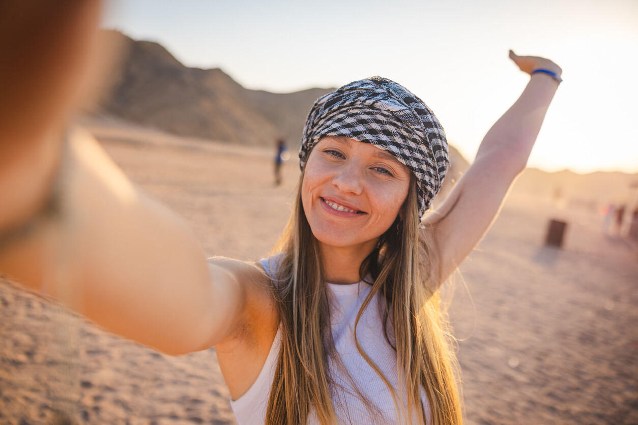 Frau mit SIM-Karte in der Wüste